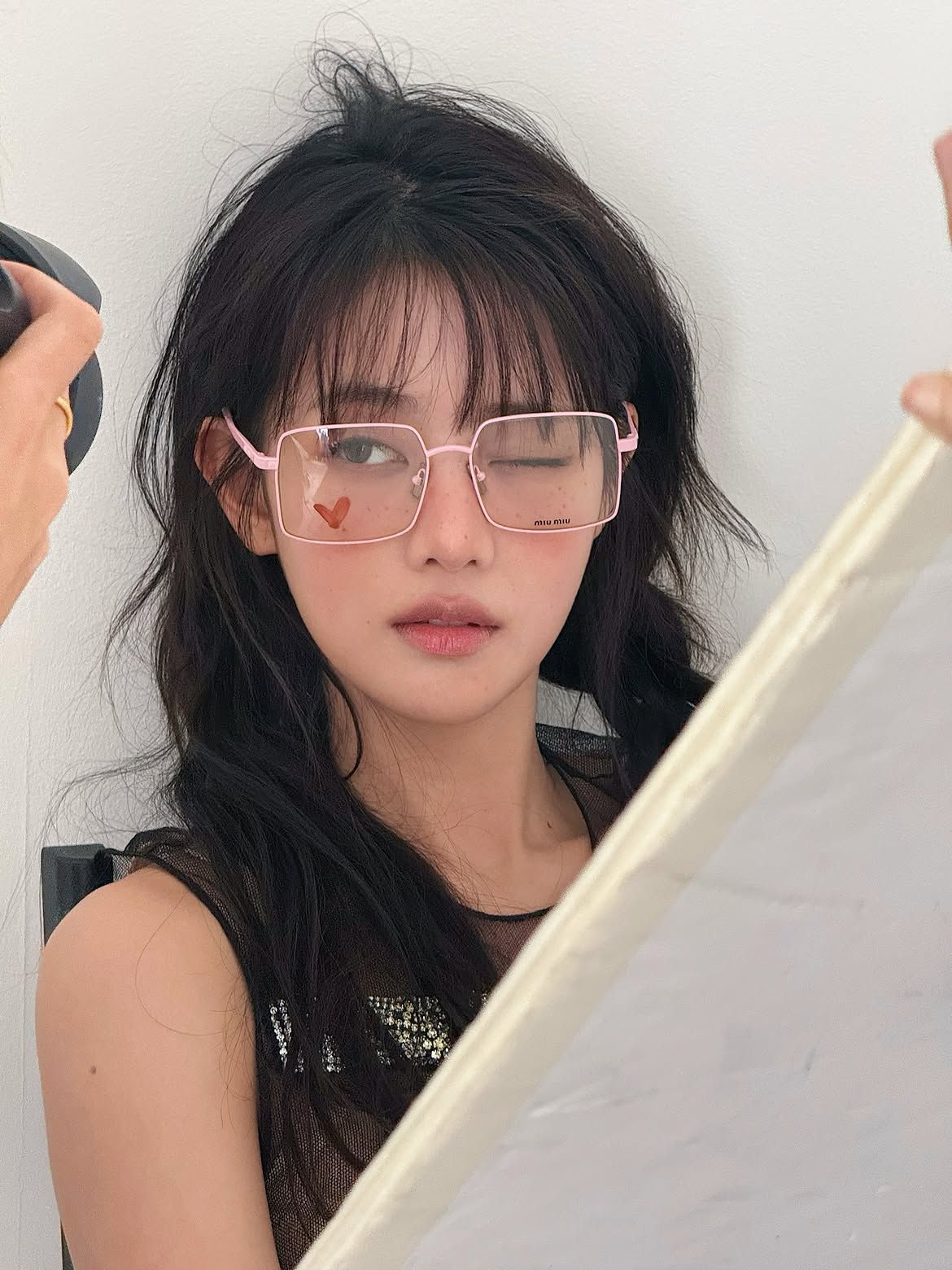 레이어드 컷으로 부스스한 느낌을 부각시킨 민니 | 인스타그램 @min.nicha