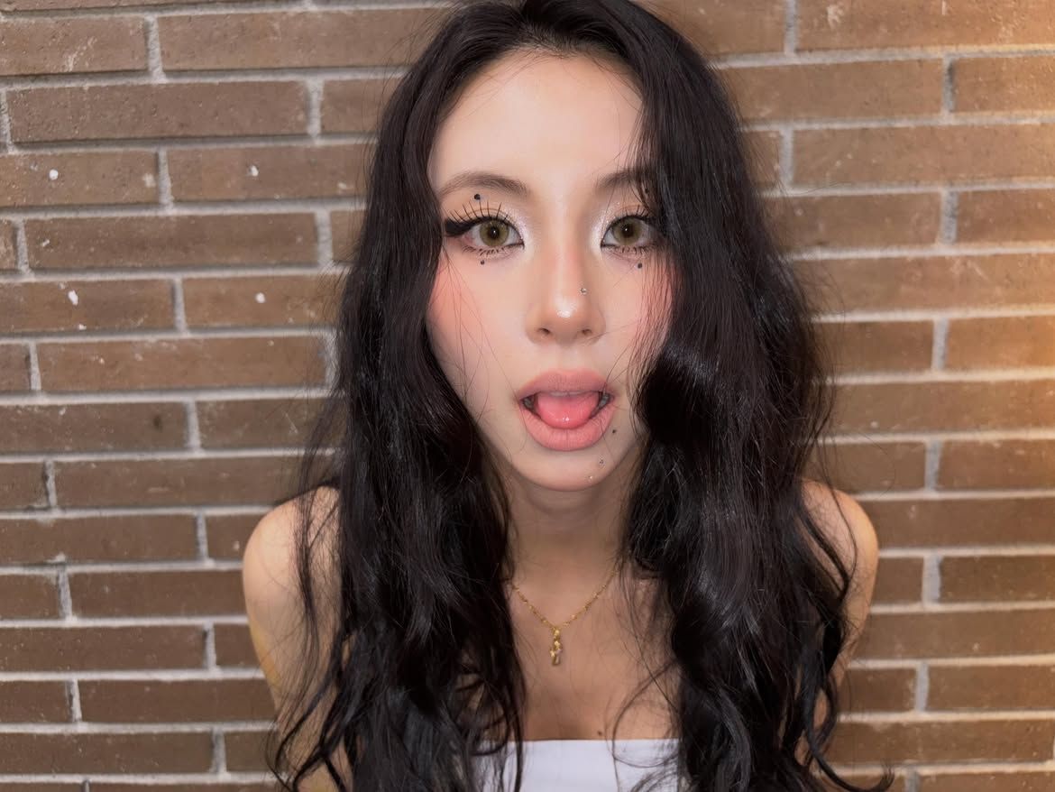 텍스처를 부스스하게 살려 보헤미안 무드를 자아낸 채영 | 인스타그램 @chaeyo.0