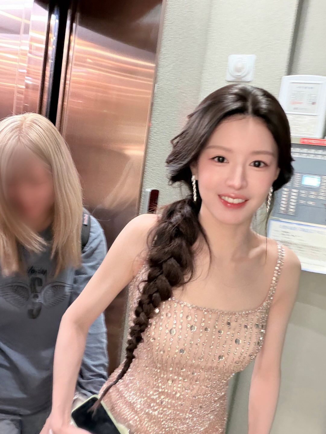 코럴 핑크 글레이즈드 립을 로맨틱하게 연출한 고윤정 | 인스타그램 @goyounjung