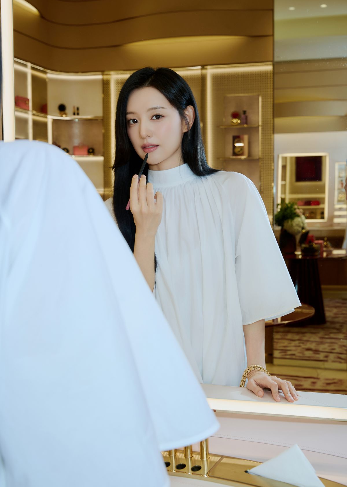 최근 신세계백화점 강남점에 오픈한 루이 비통 뷰티 & 프래그런스 스토어에 방문한 김지원 