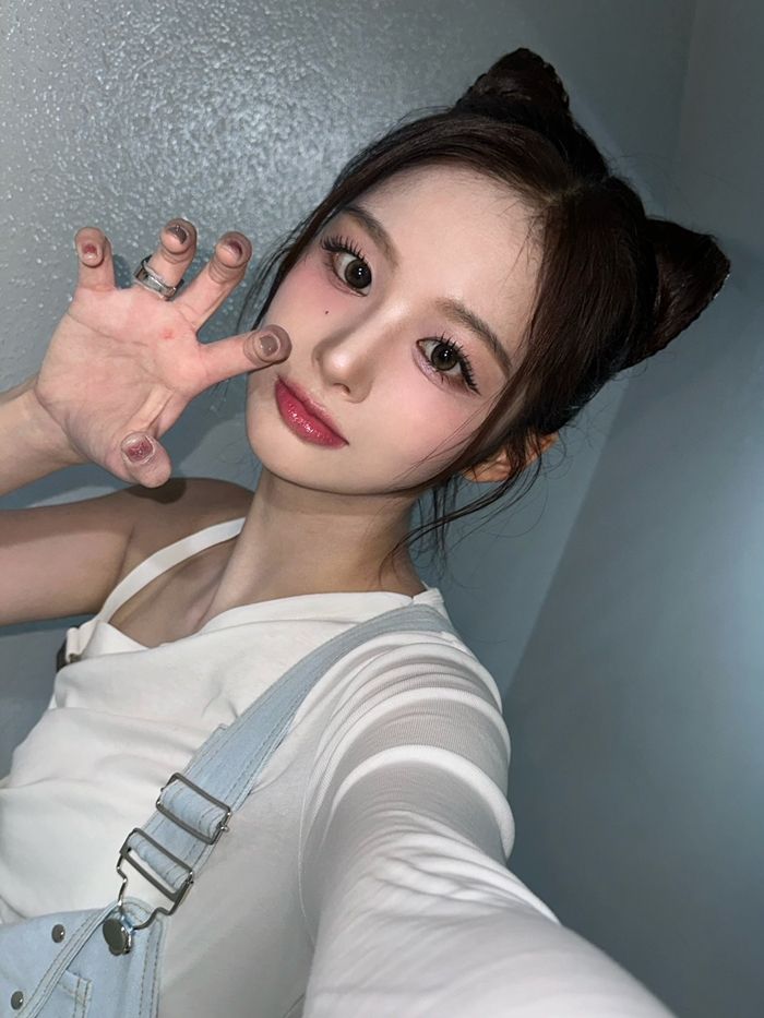 설윤의 고양이 귀 헤어. 인스타그램 @nmixx_official