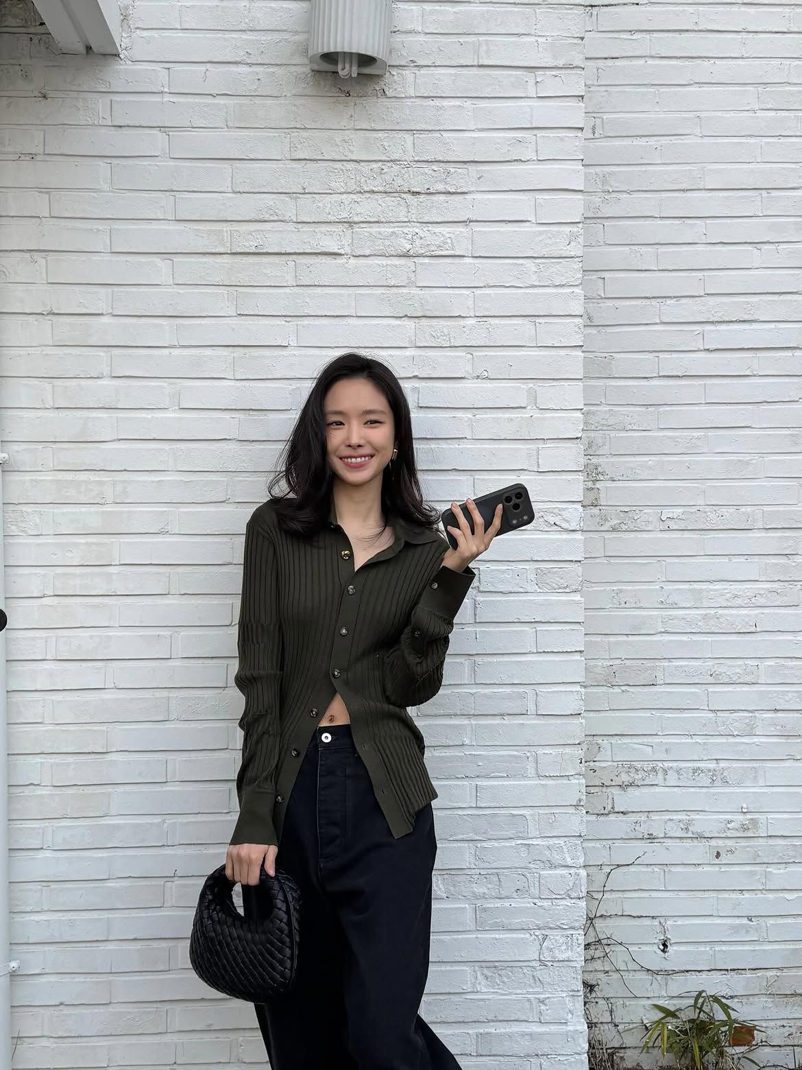 미디엄 헤어도 우아하게, 손나은의 가르마 ㅣ 인스타그램 @marcellasne_