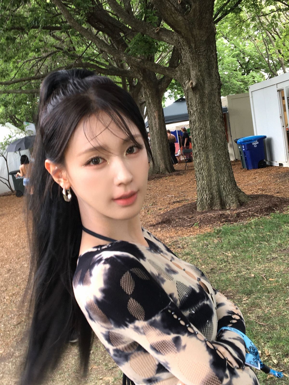 쿨한 무드의 하이 포니테일을 한 아이들 미연 | 인스타그램 @noodle.zip