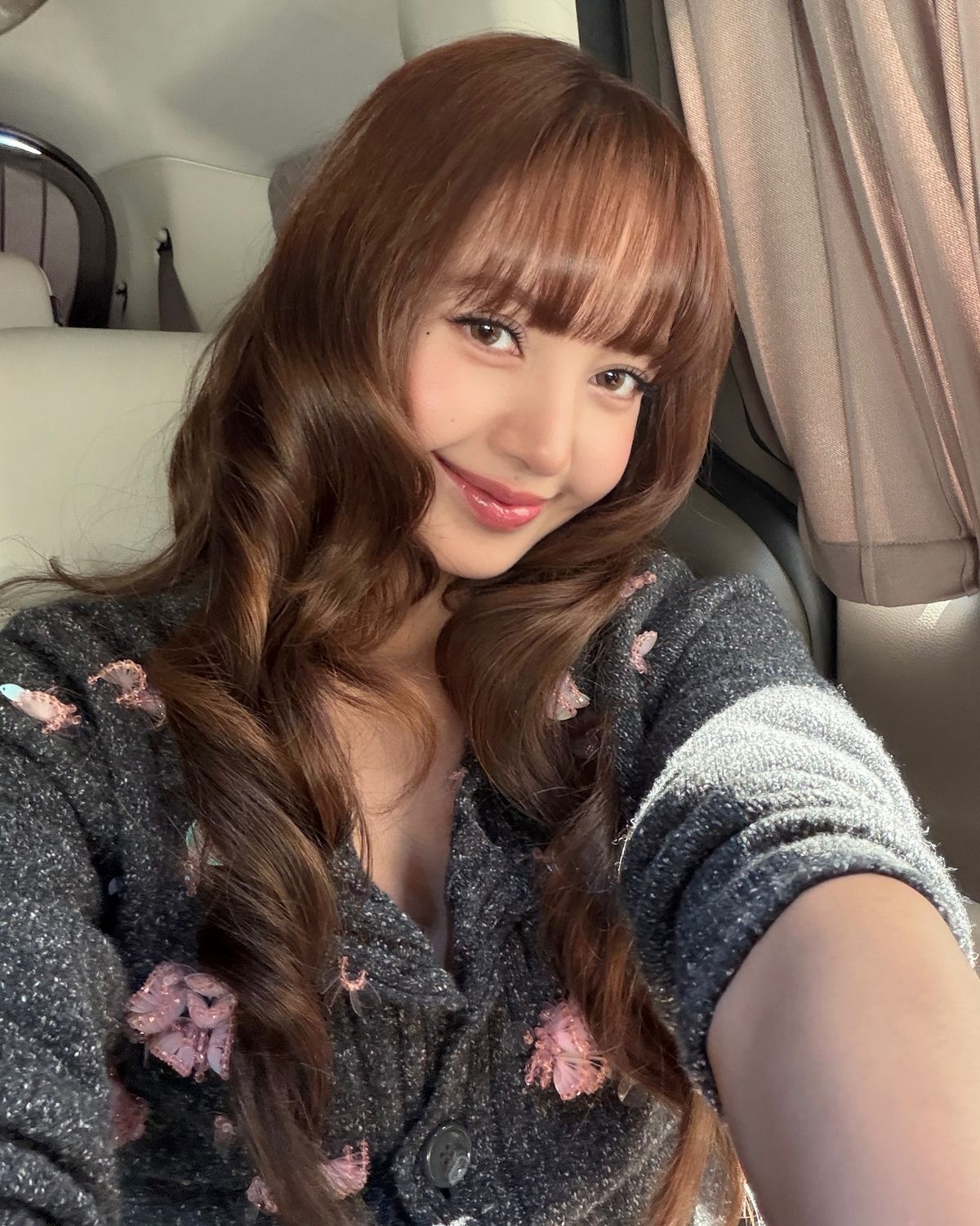 리사의 굵은 펌 스타일. 인스타그램 @lalalalisa_m