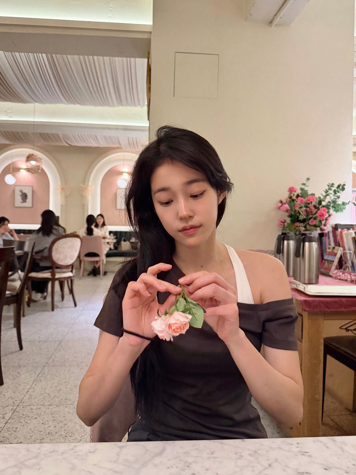 힘을 뺄수록 예쁜 노윤서의 내추럴 가르마 ㅣ 인스타그램 @rohyoonseo