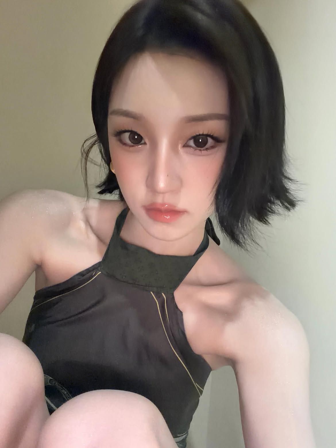 애교살 아래에 은은한 음영을 더한 우기 ㅣ 인스타그램 @yuqisong.923