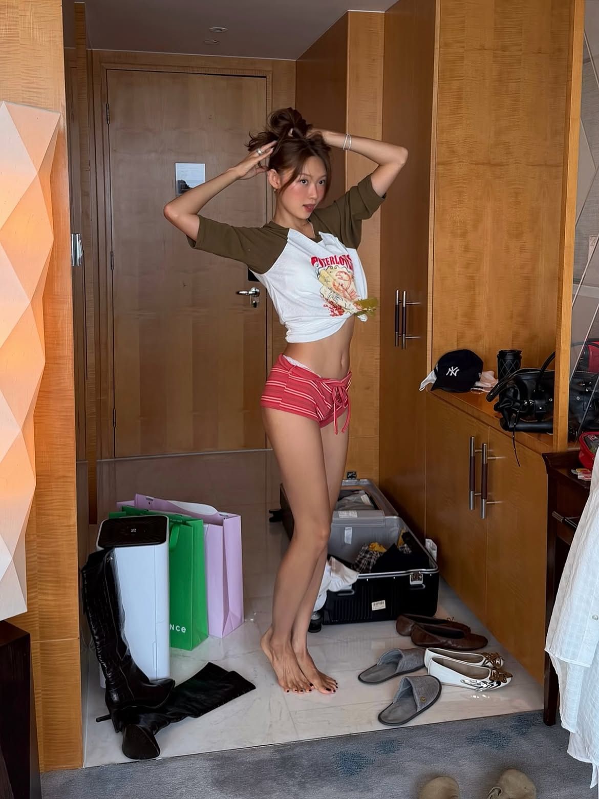 티셔츠에 컬러풀한 집게핀을 액세서리처럼 더한 젤라비 ㅣ인스타그램 @j876my