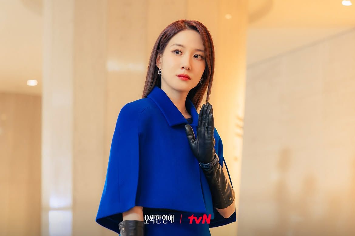 레드 브라운 컬러의 슬릭 롱 헤어를 연출한 박은빈 | 인스타그램 @tvn_drama