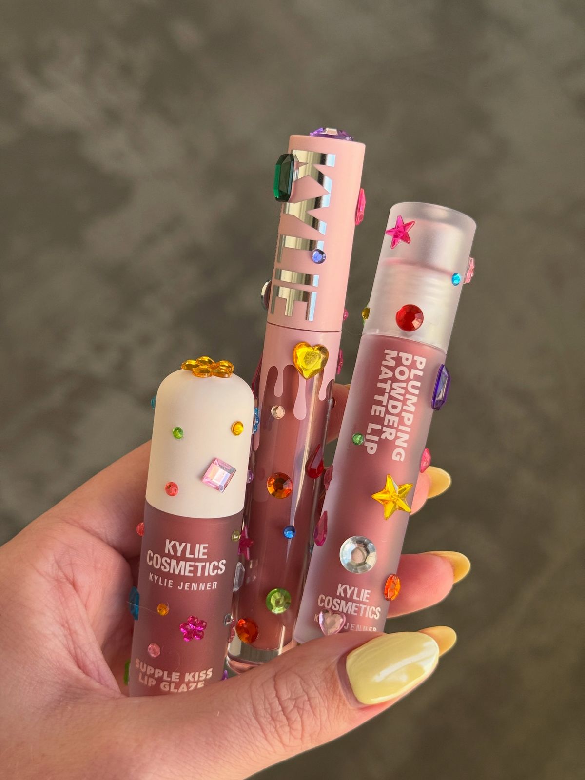 비다즐링 트렌드를 반영한 카일리 코스메틱스. 인스타그램 @kyliecosmetics 