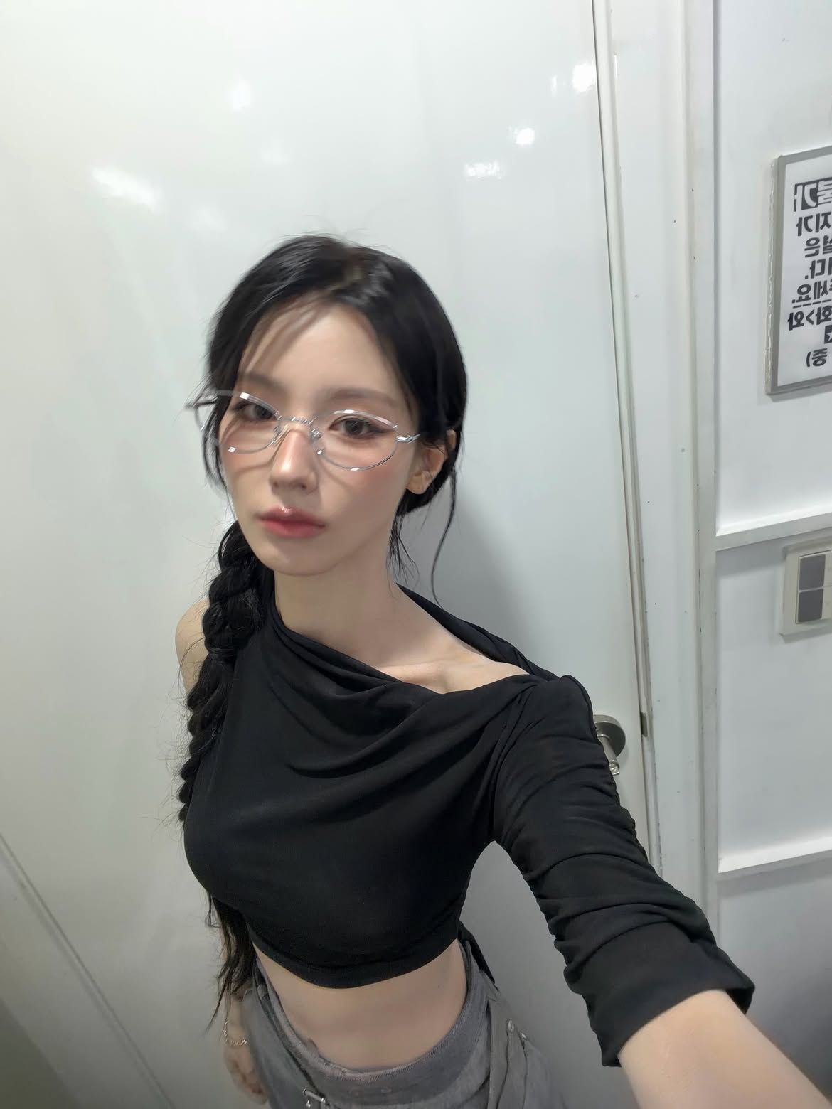 적당한 볼륨감을 더한 옆머리를 연출한 아이들 미연 | 인스타그램 @noodle.zip