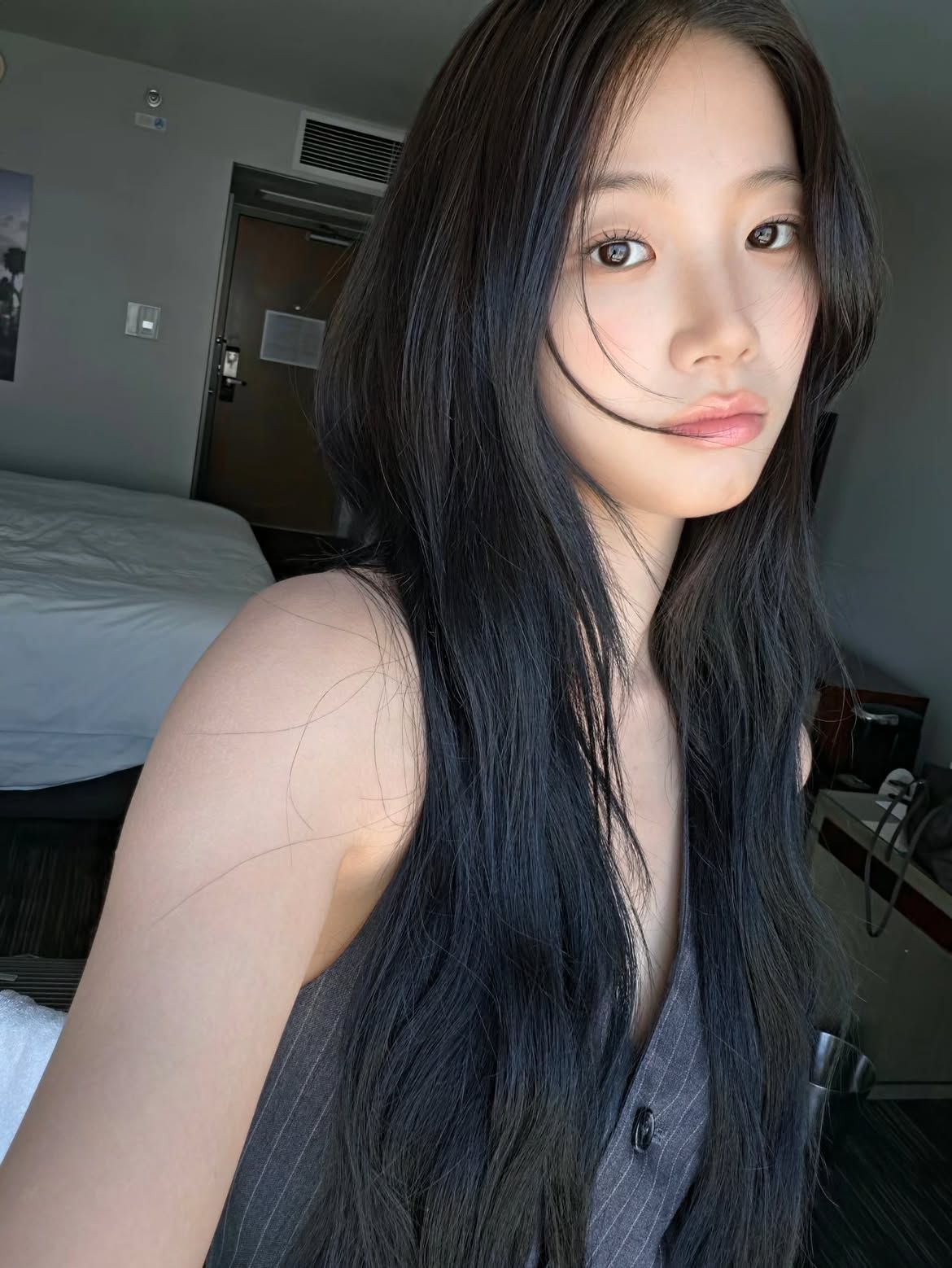 긴 레이어드 헤어에 사이드 뱅 앞머리를 더한 카즈하 | 인스타그램 @zuhazana