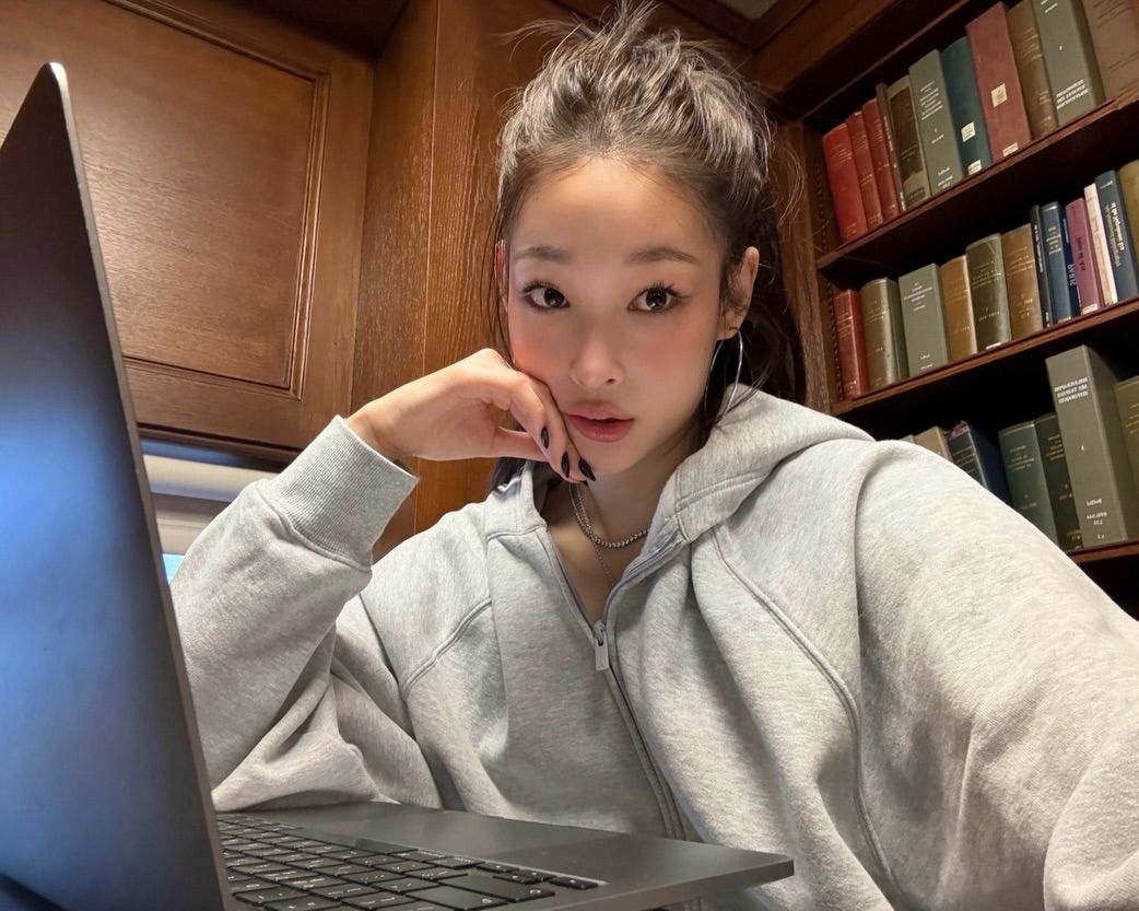 잔머리를 자연스럽게 내려 러프하게 올백머리를 완성한 애니 ㅣ 인스타그램 @anniesymoon