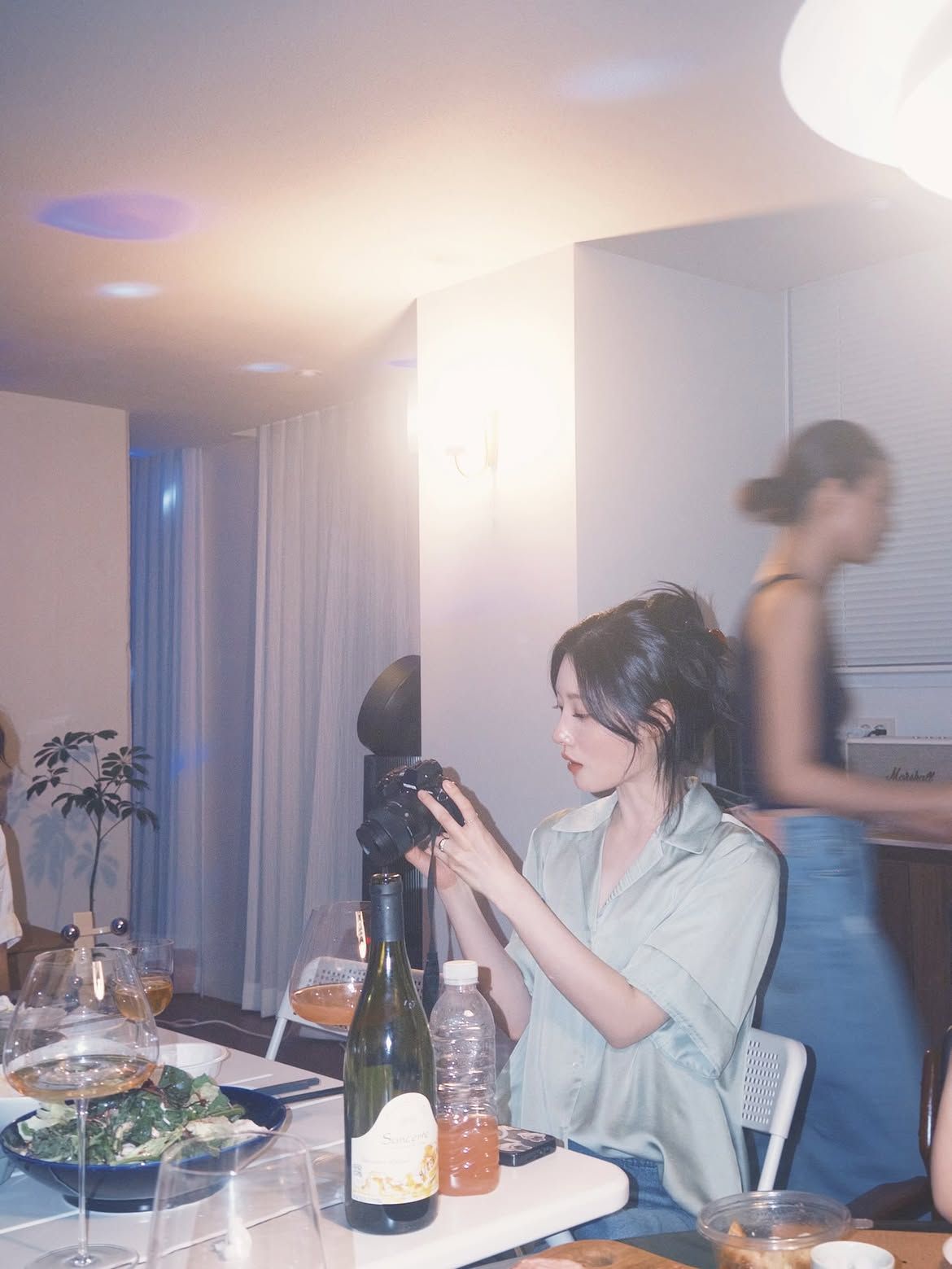 집게핀으로 머리를 러프하게 묶어 내추럴하게 옆머리를 내린 정채연ㅣ인스타그램 @j_chaeyeoni