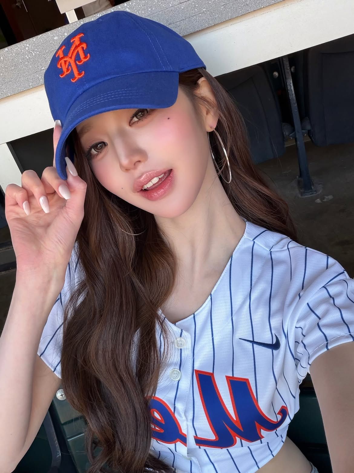 깔끔하고 모던한 느낌의 올 화이트 네일의 장원영 | 인스타그램 @for_everyoung10