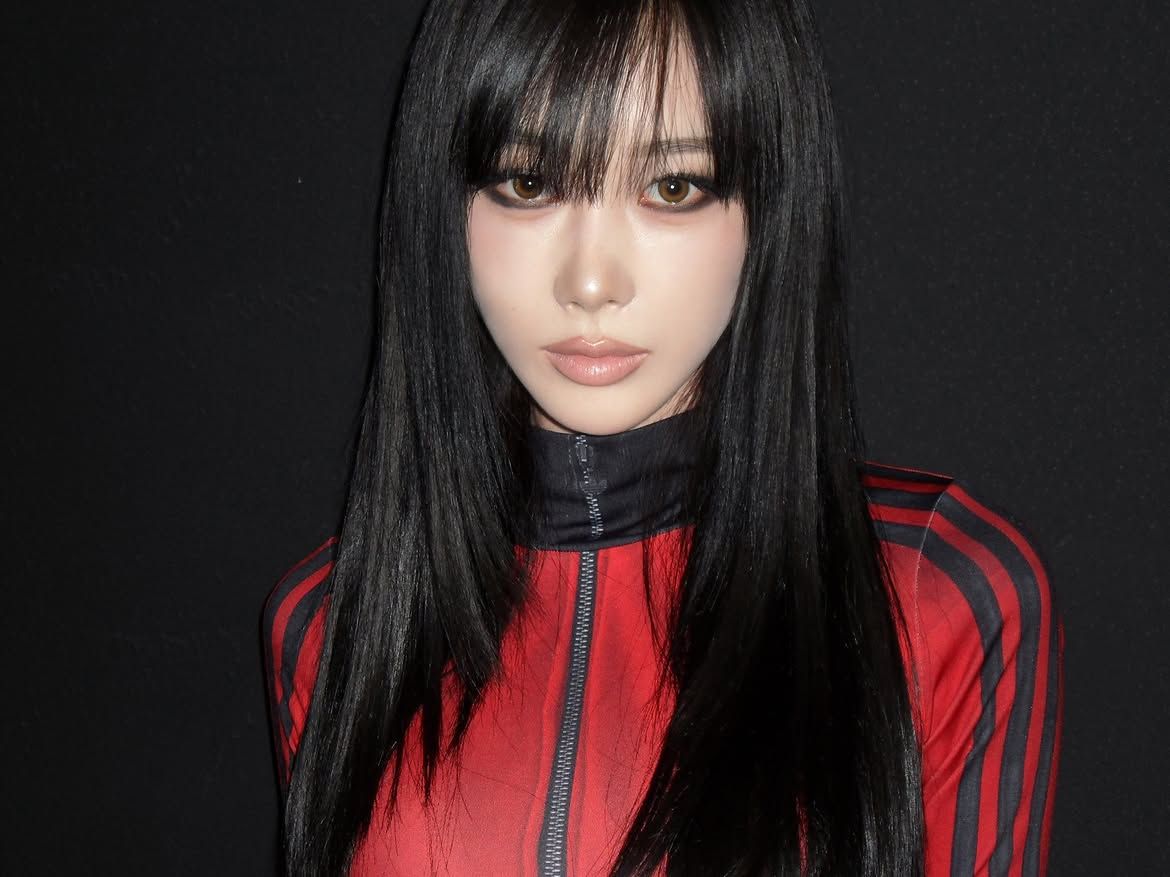 눈 위아래를 짙은 블랙으로 채워 강렬한 인상을 만든 지젤ㅣ인스타그램 @aespa_official