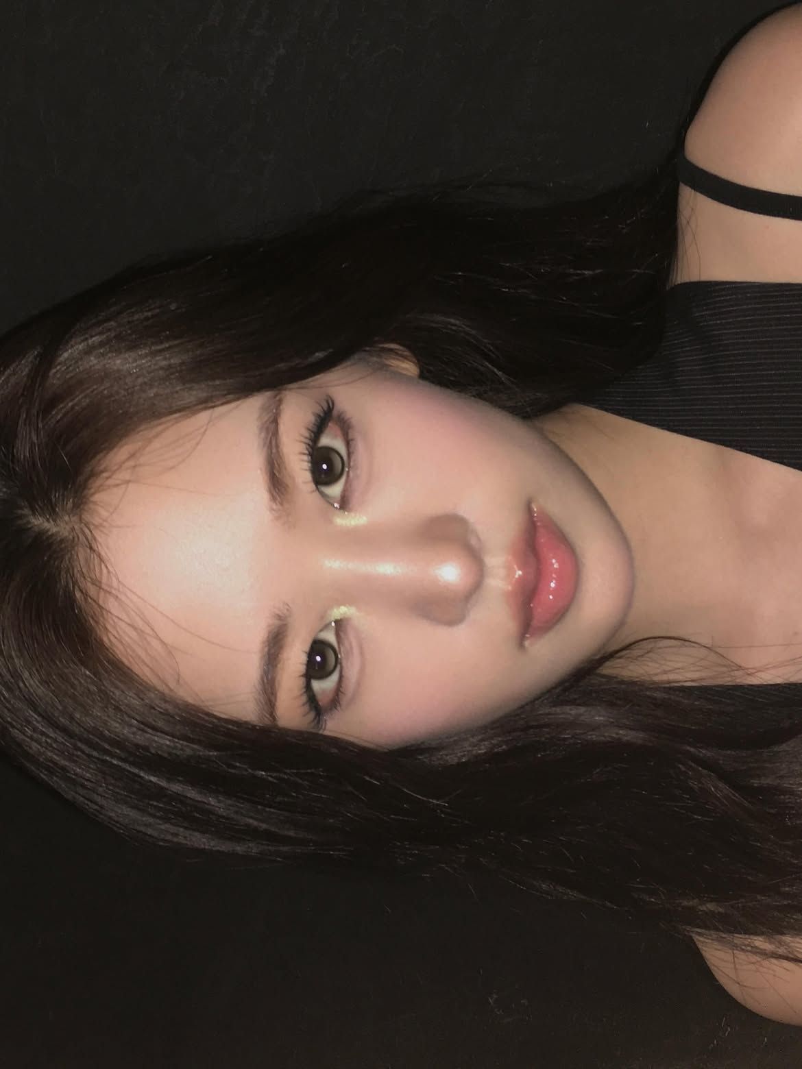 눈 앞머리에 라임빛이 감도는 펄을 콕 얹은 안유진ㅣ인스타그램 @_yujin_an