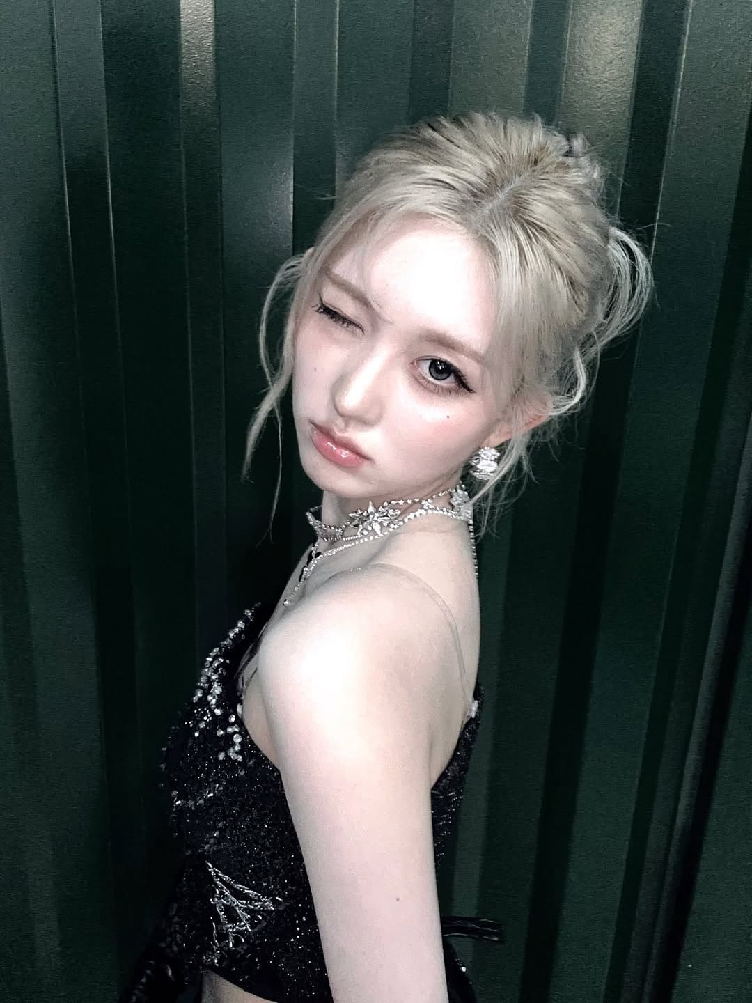 긴 웨이브 헤어에 밝은 금발 탈색을 한 가을ㅣ 인스타그램 @fallingin__fall