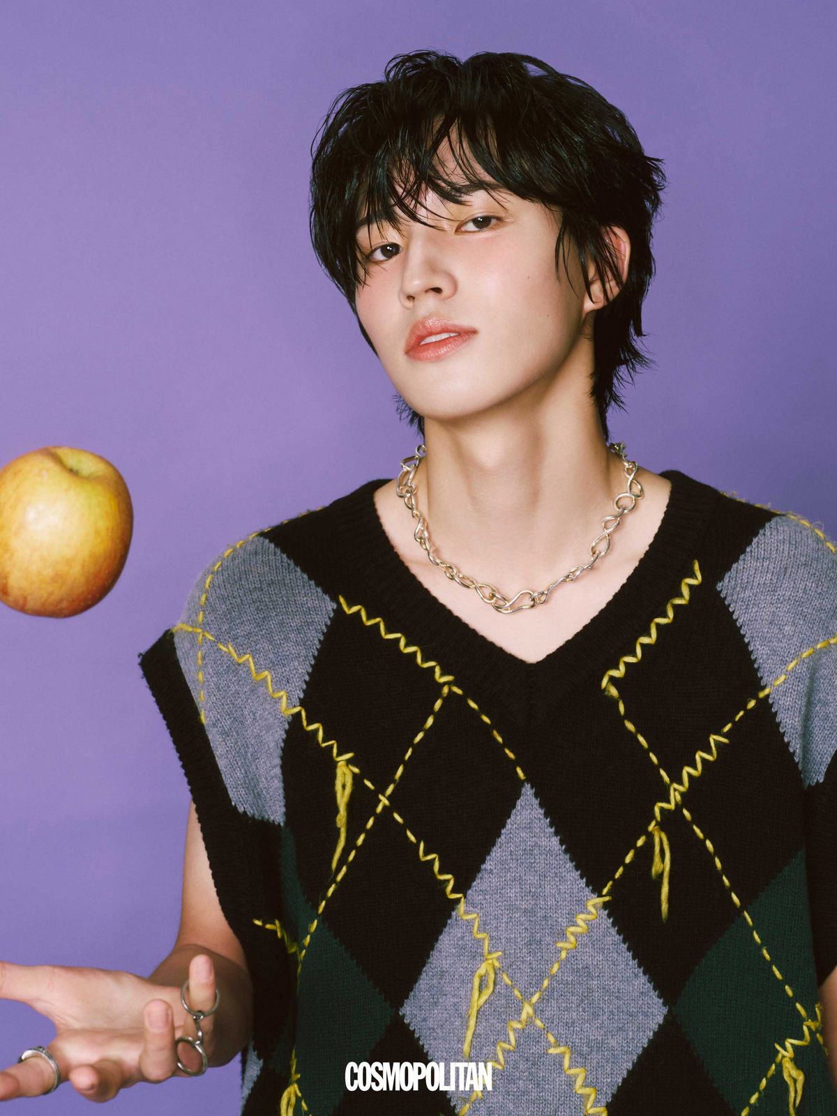 니트 베스트 Namesake by Fox Vintage. 체인 목걸이, 반지 모두 Dem Project. 