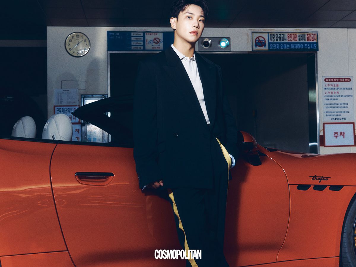 재킷, 폴로셔츠, 팬츠 모두 Loewe.