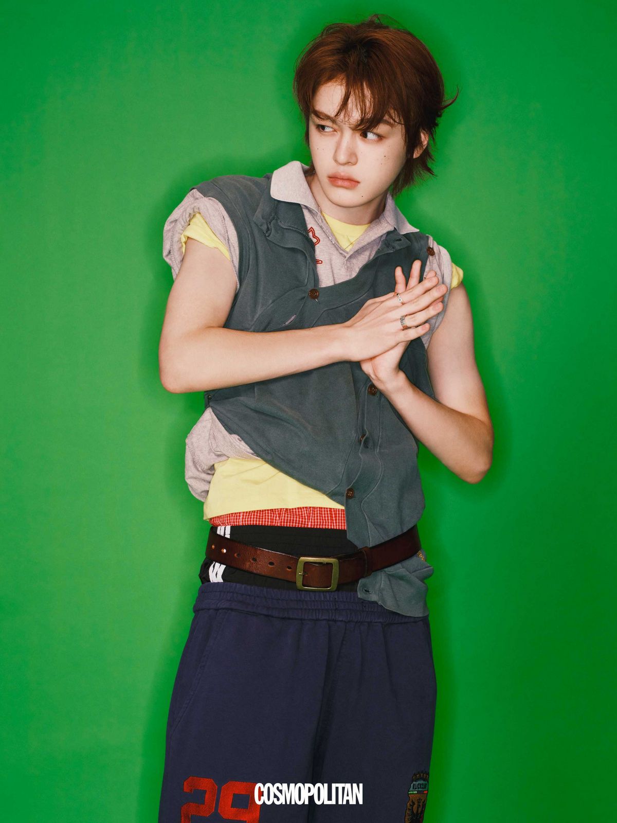니트 베스트 Vivienne Westwood by Fox Vintage. 폴로셔츠 Easy No Easy. 티셔츠, 반지 모두 Yune. 트랙 팬츠 Near Seoul. 목걸이 Dem Project.