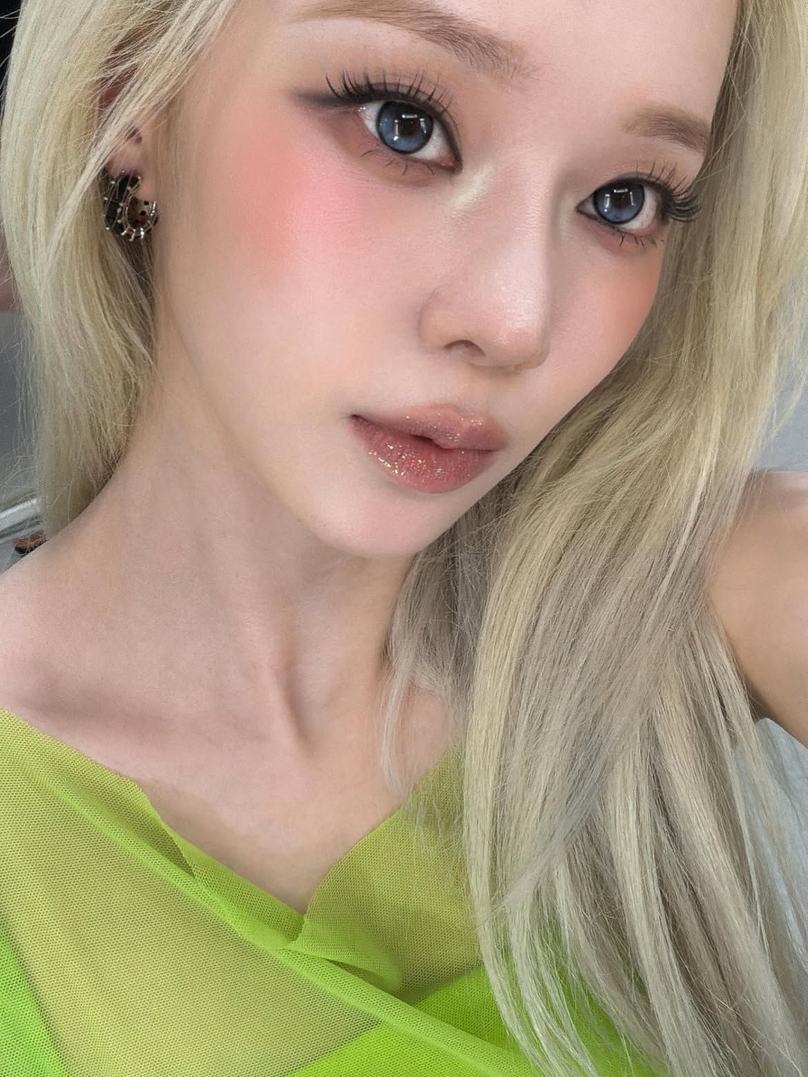 누드 피치 빛의 립과 치크를 연결한 윈터 | 인스타그램 @imwinter