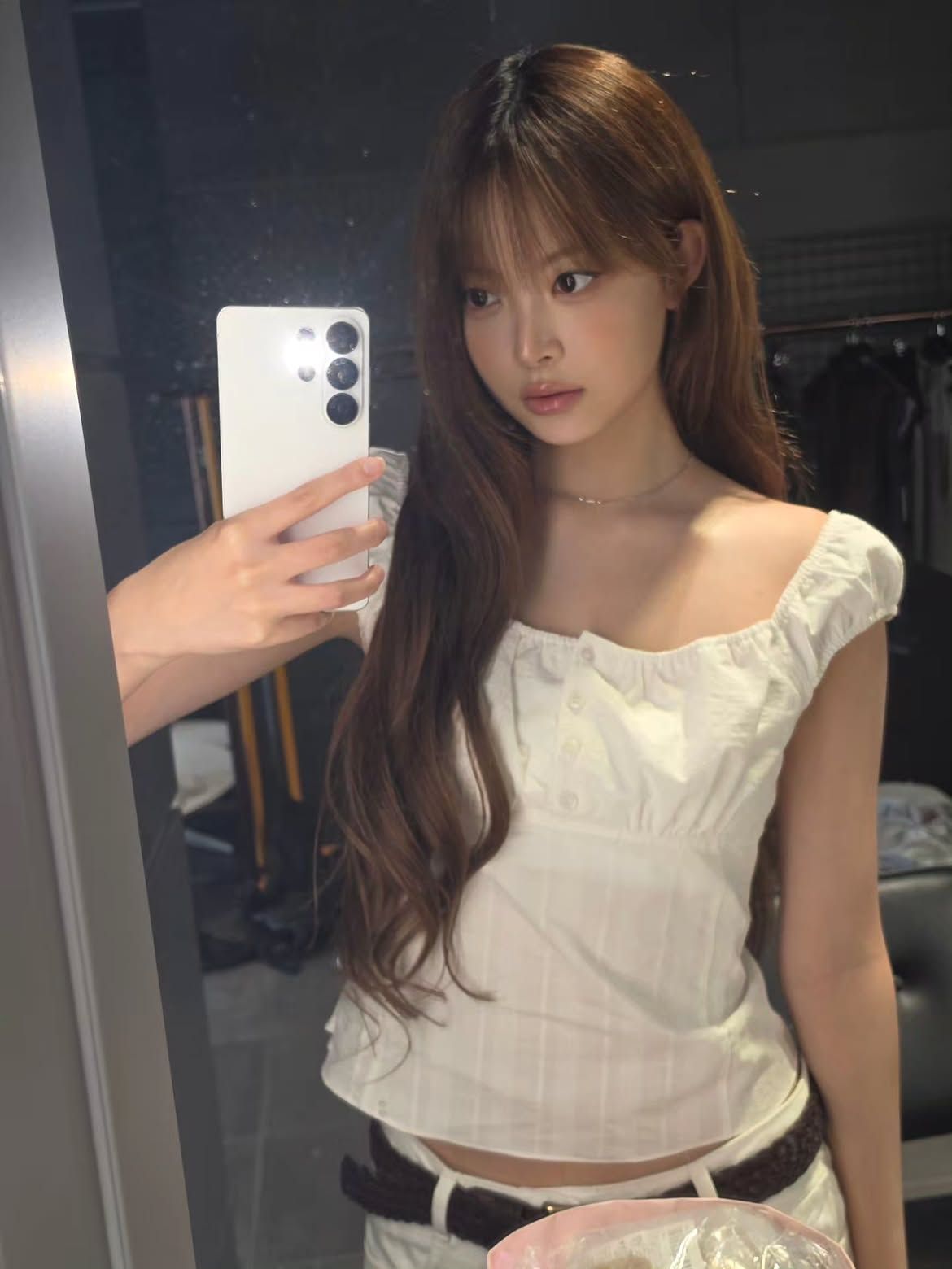 눈썹을 가볍게 가리는 롱 시스루 뱅을 완성한 홍은채 | 인스타그램 @hhh.e_c.v
