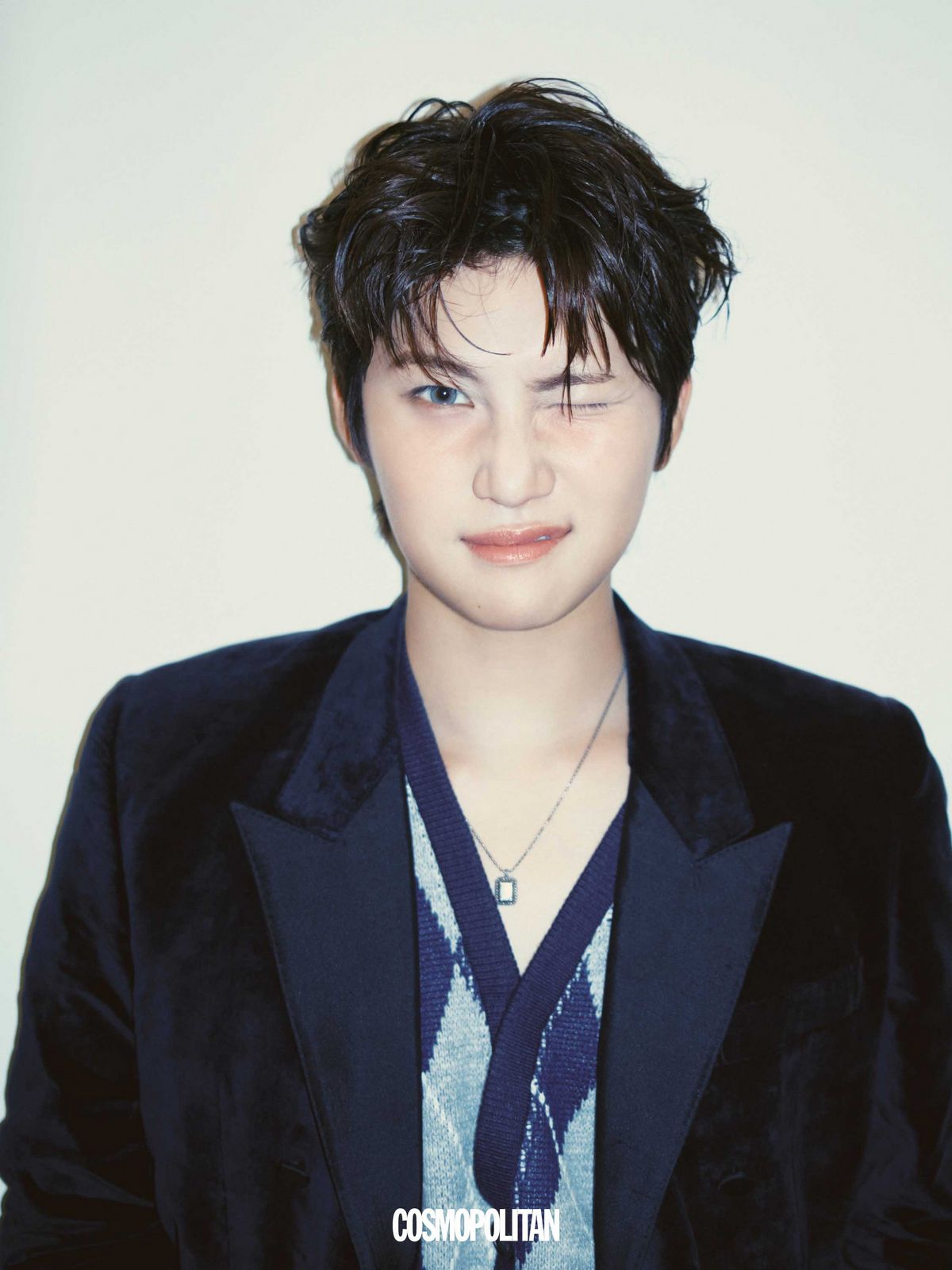 벨벳 재킷 John Lawrence Sullivan by Vass. 니트 베스트 Bonbom. 목걸이 Dem Project. 