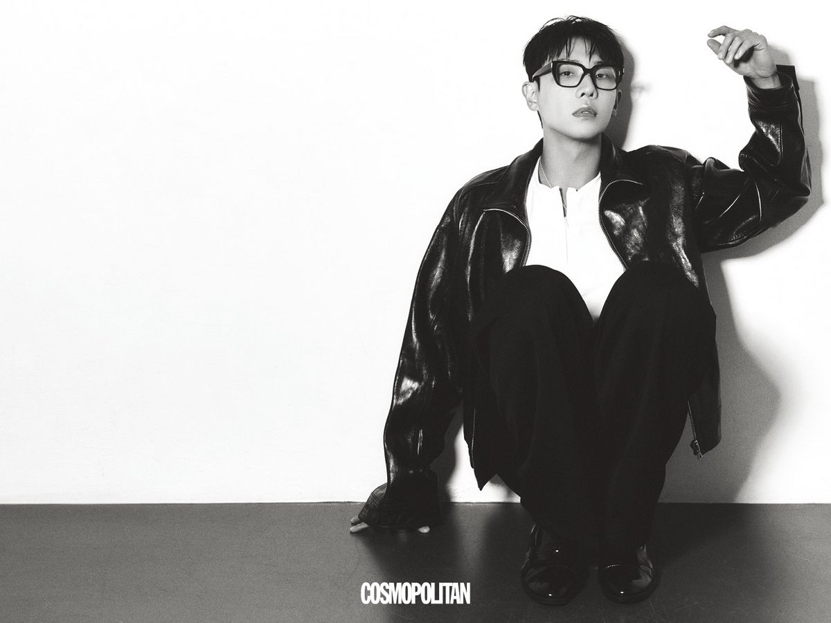 레더 재킷, 팬츠 모두 Stu. 슬리브리스 톱 Laurantseoul. 안경 Saint Laurent by Anthony Vaccarello. 목걸이 Chrome Hearts. 슈즈 스타일리스트 소장품. 