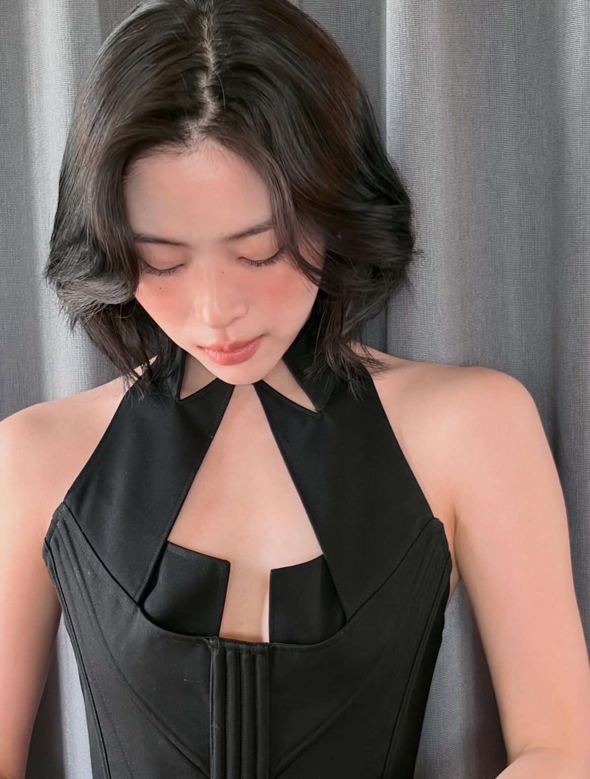 코럴과 누드 반반 느낌의 아이와 치크를 연출한 류진 | 인스타그램 @iamfinethankyouandryu