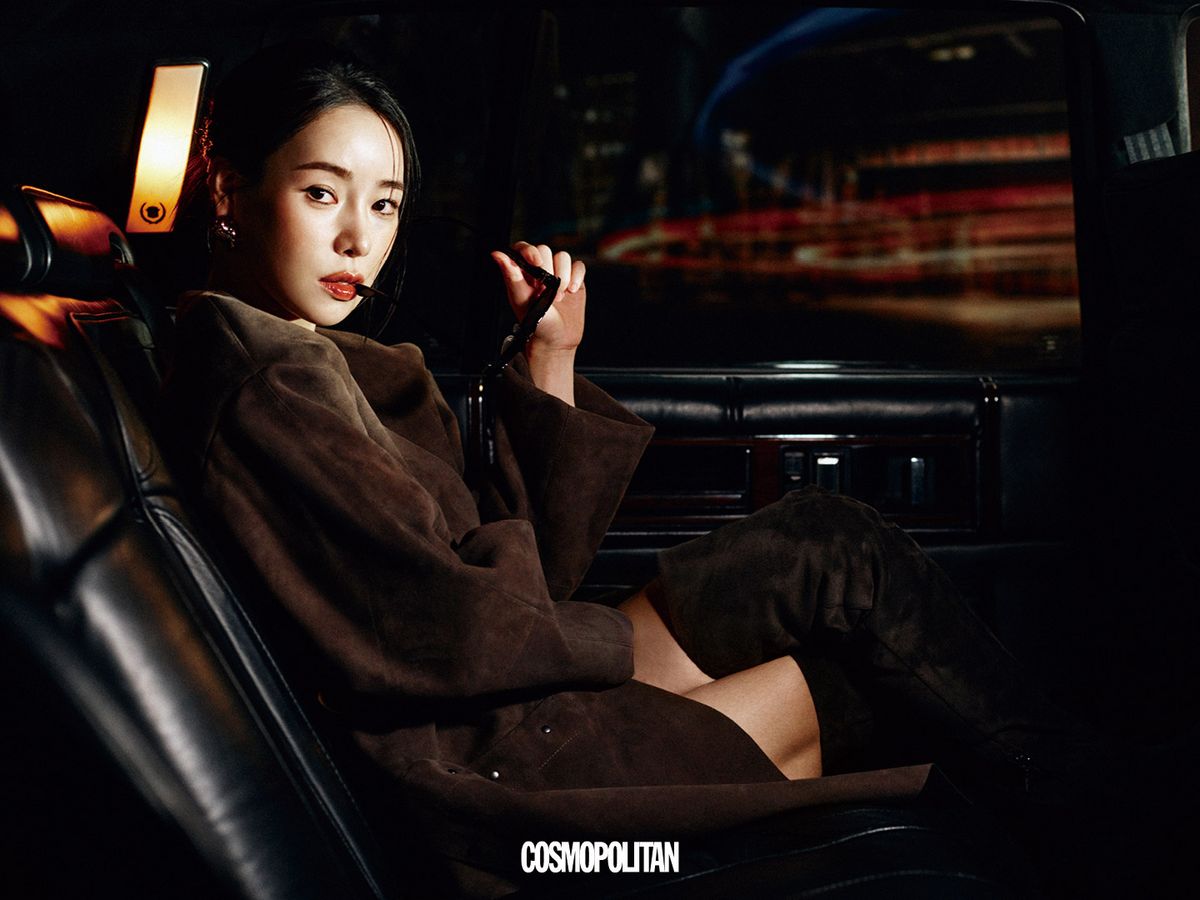 플리르트 레더 코트 1천4백88만원, 귀고리 78만원, 피에트라 레더 부츠 2백98만원 모두 Max Mara. 블랙 프레임 선글라스 38만8천원 Max Mara Eyewear. 