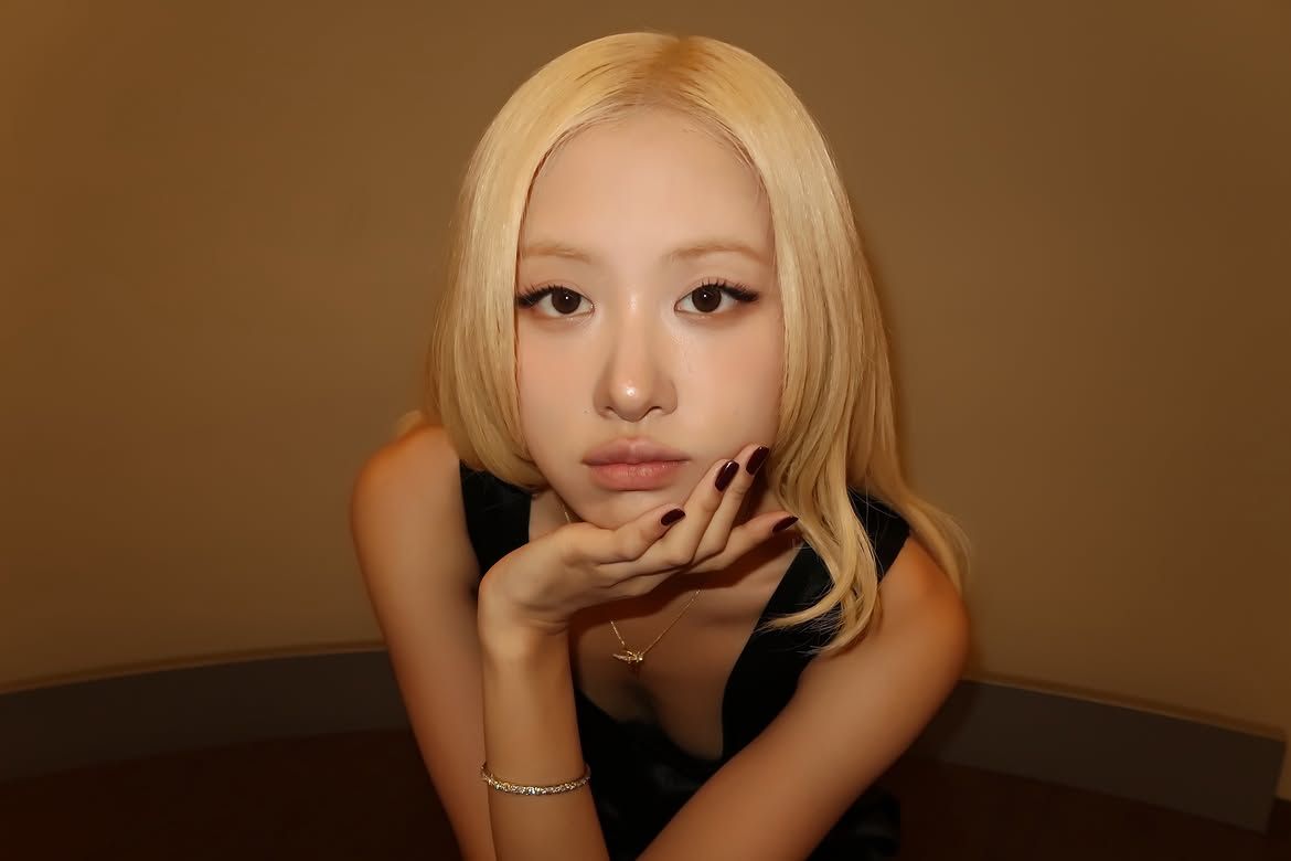 브라운 언더 톤는 페일한 컬러를 쓴 로제 | 인스타그램 @roses_are_rosie