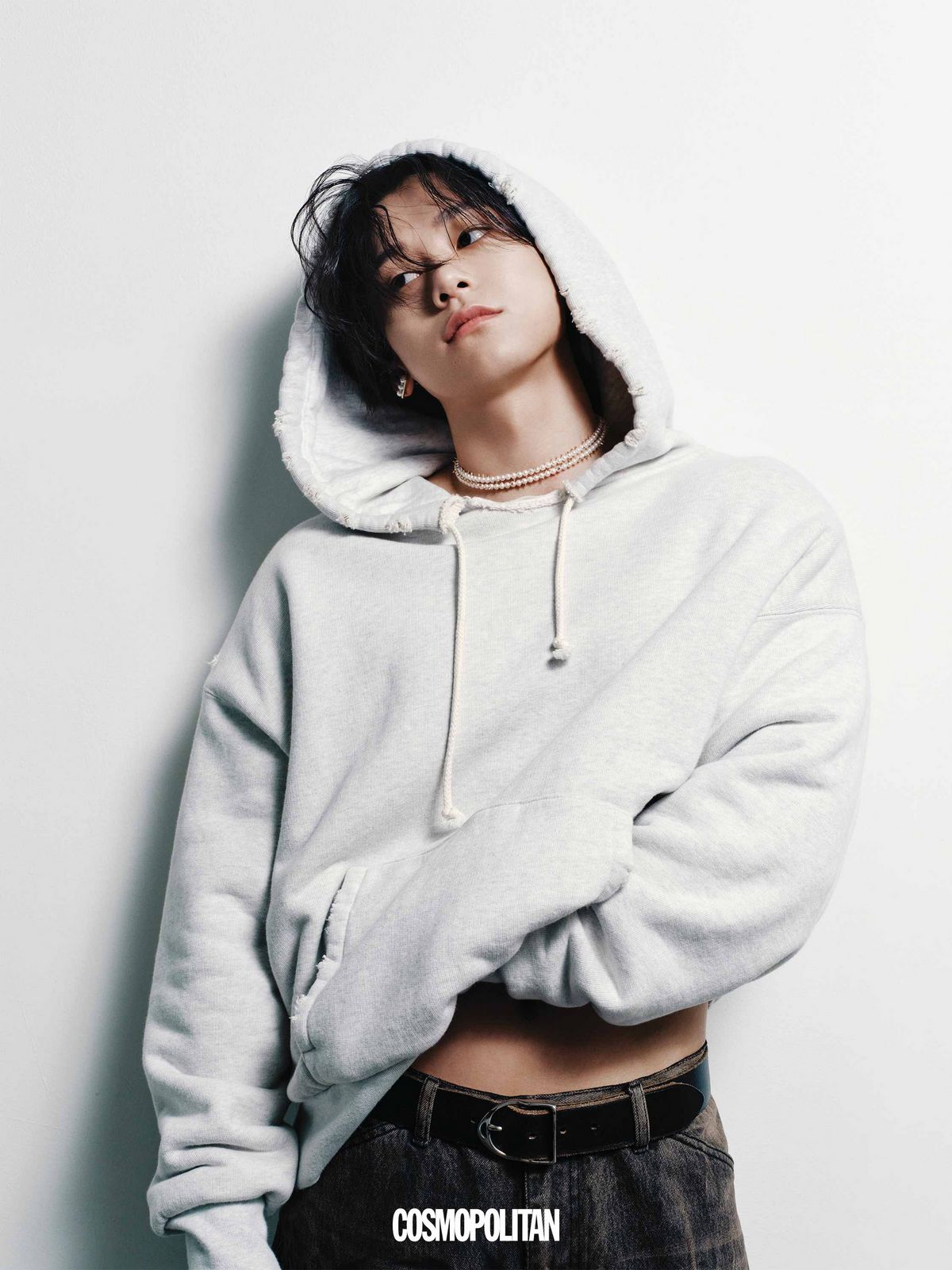 후드 스웨트셔츠 Golden Goose. 데님 팬츠 Sankuanz by Adekuver. 귀고리, 목걸이 모두 Tasaki. 벨트 스타일리스트 소장품.