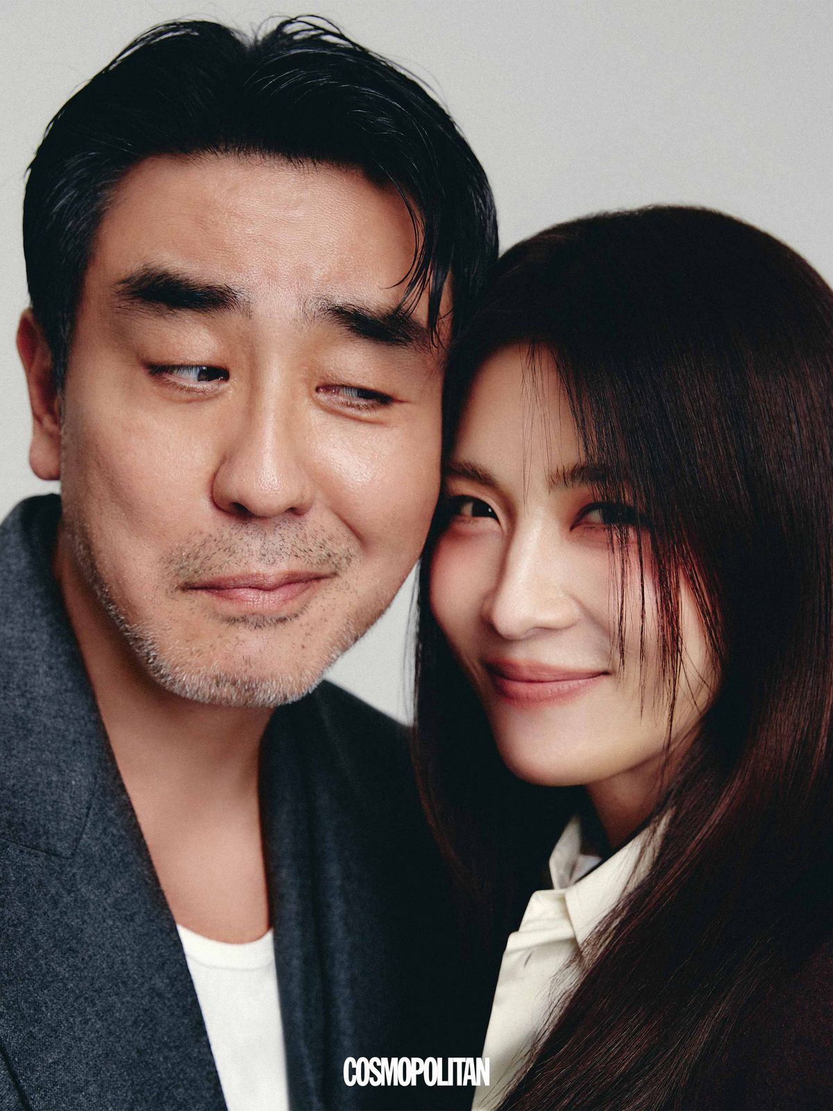 (류승룡)재킷 Kimseoryong. 이너 톱 스타일리스트 소장품. (하지원)코트, 셔츠, 스카프 모두 Tod’s.