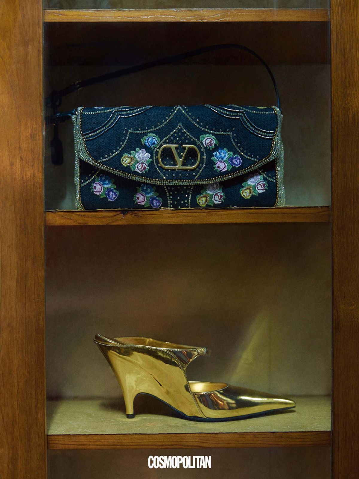 플라워 자수 디테일 드베인 백 4백만원대 Valentino Garavani. 메탈릭 키튼 힐 가격미정 Ferragamo.