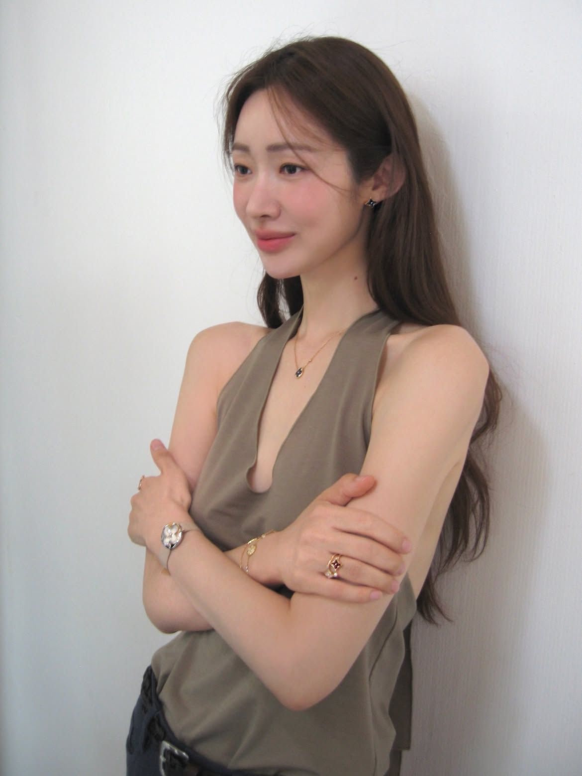 볼을 중심으로 차분하게 컬러를 올려 조금 더 여성스럽고 단정한 분위기를 연출한 차정원 ㅣ 인스타그램 @ch_amii