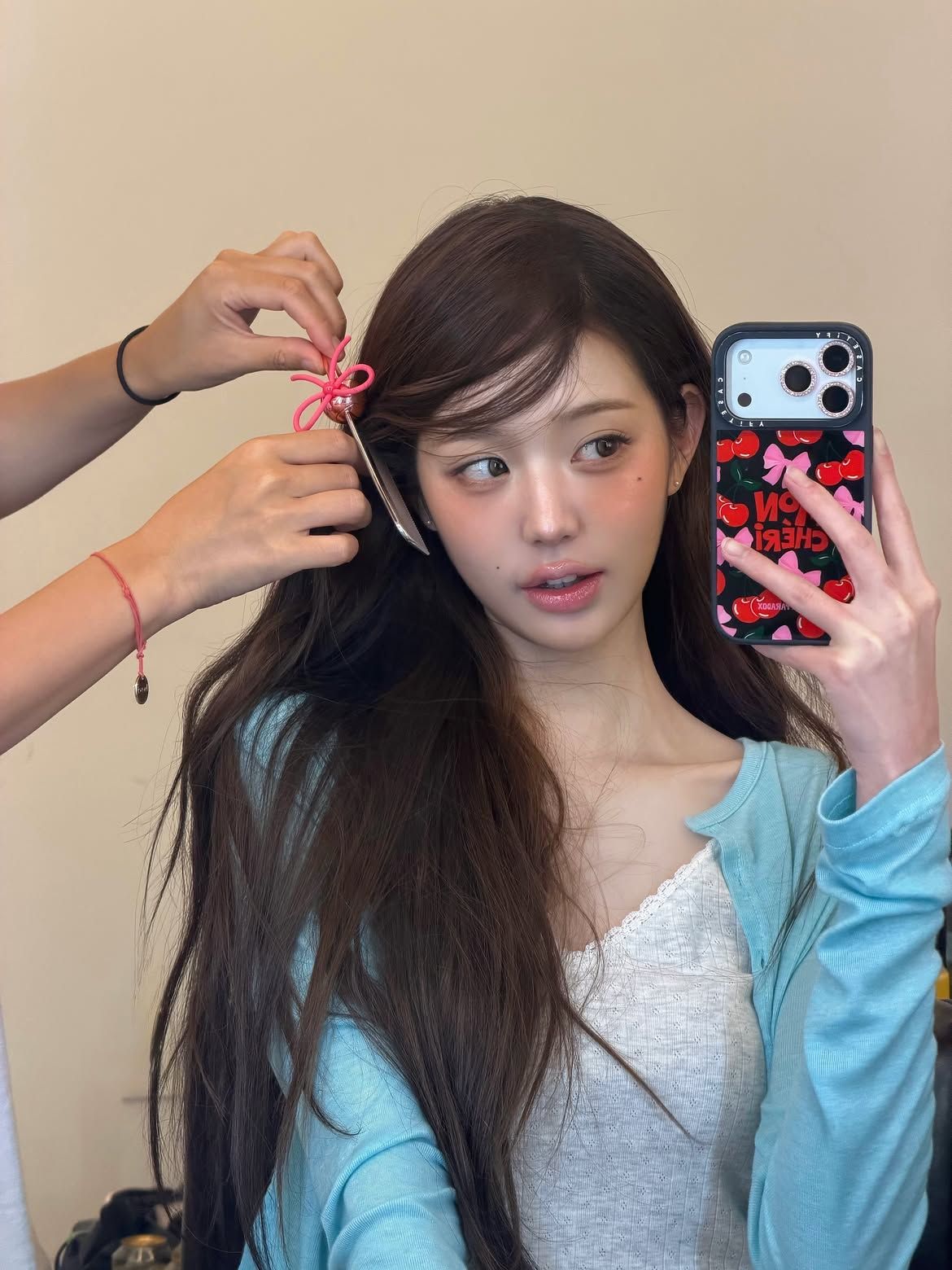 긴 머리를 앞쪽 부분만 남기고 나머지는 귀 뒤로 러프하게 꽂은 장원영 ㅣ인스타그램 @for_everyoung10