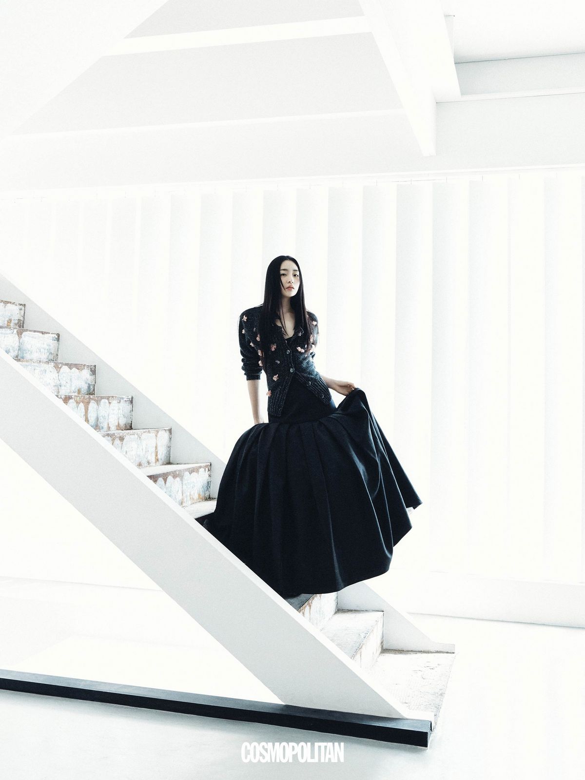 카디건, 브라톱, 스커트 모두 Mark Gong. 슈즈 Gianvito Rossi.