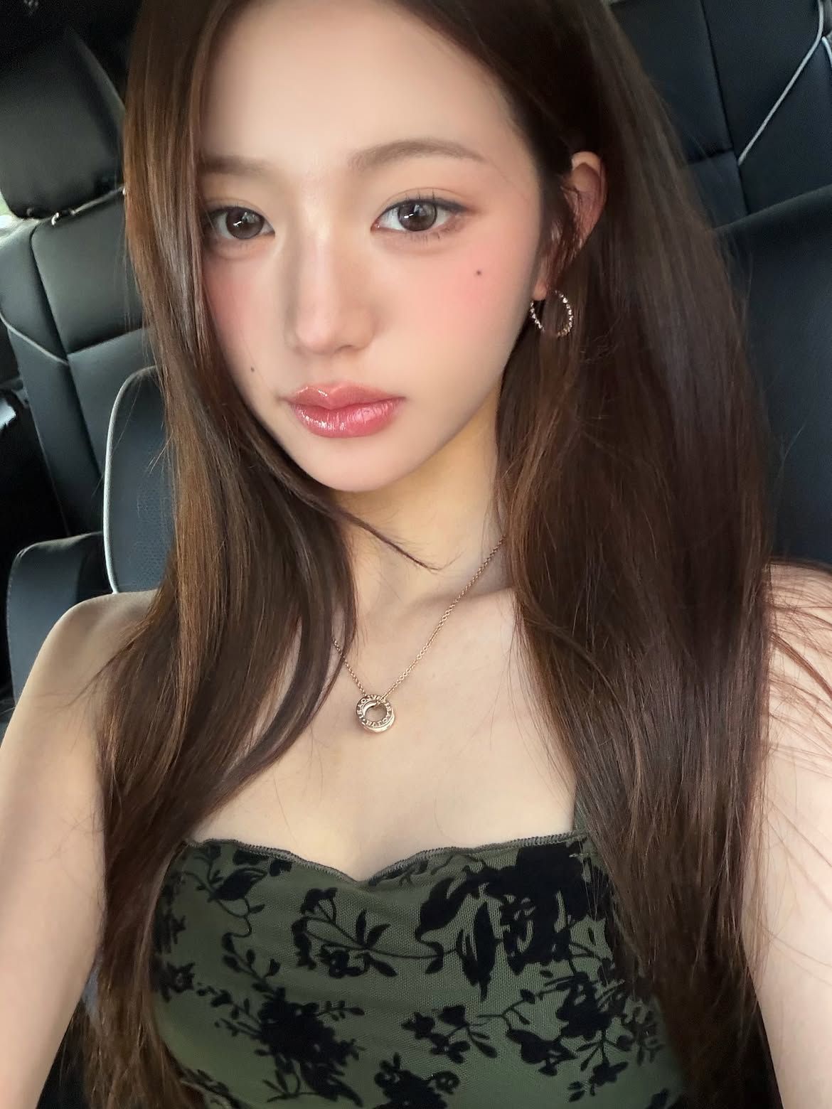  코랄과 살몬 사이의 따뜻한 컬러를 두 볼에 넓게 올린 장원영 l 인스타그램 @for_everyoung10