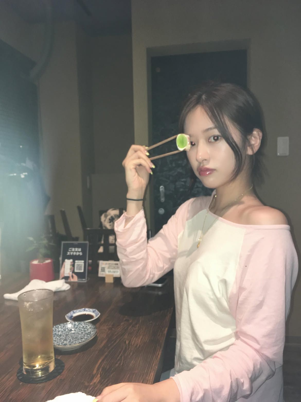 아이브 안유진 래글런 티셔츠 스타일링 | 인스타그램 @_yujin_an