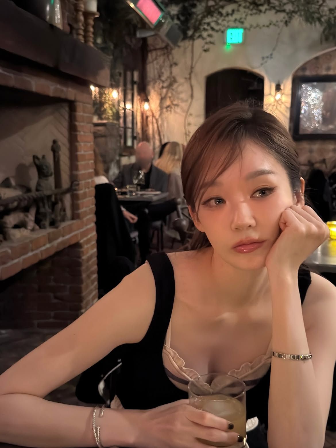 긴 앞머리를 한쪽으로 자연스럽게 넘긴 강민경 l 인스타그램 @iammingki