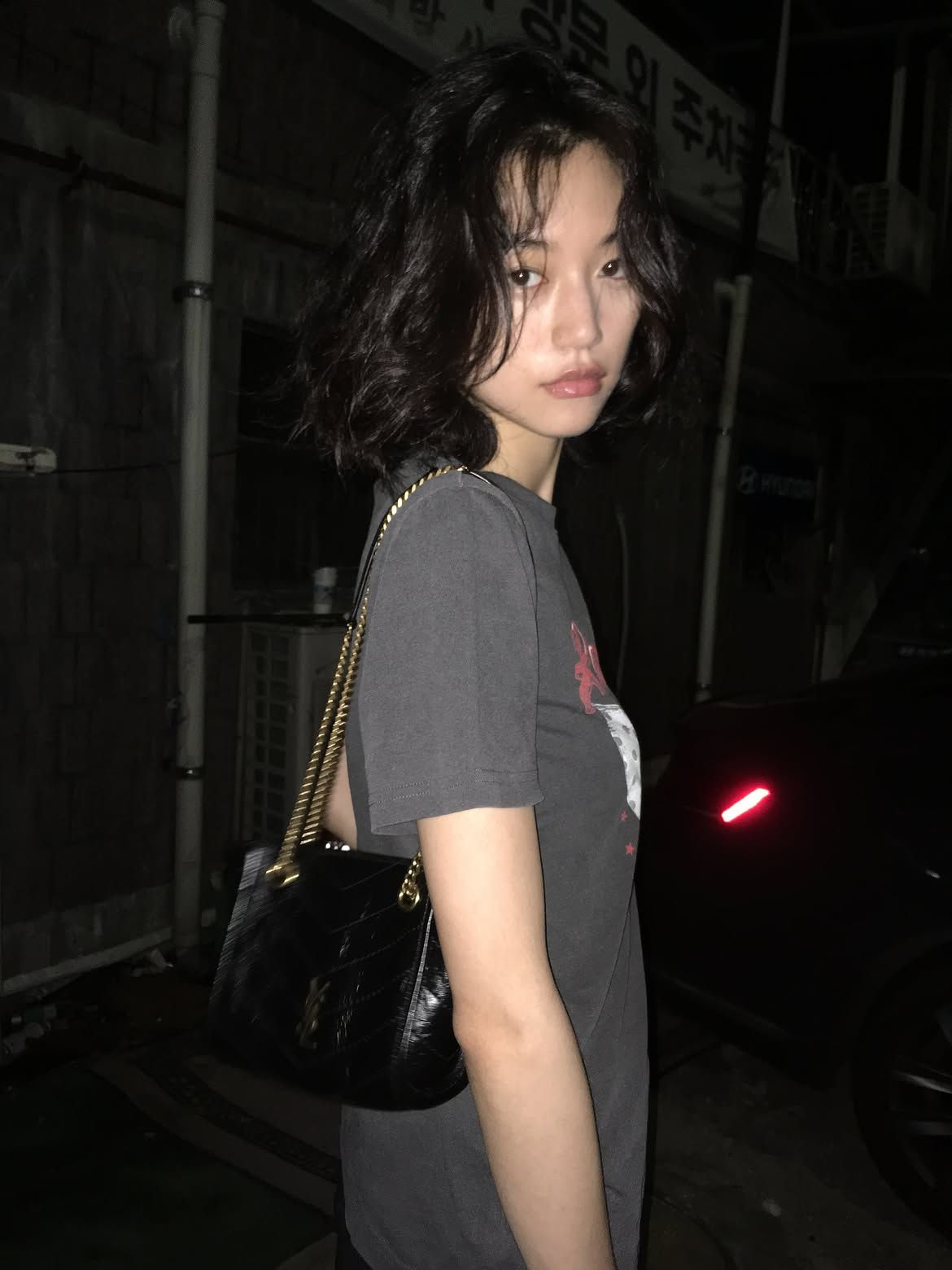 턱선까지 오는 단발에 굵고 느슨한 웨이브를 더한 김도연ㅣ인스타그램 @lafilledhiver_