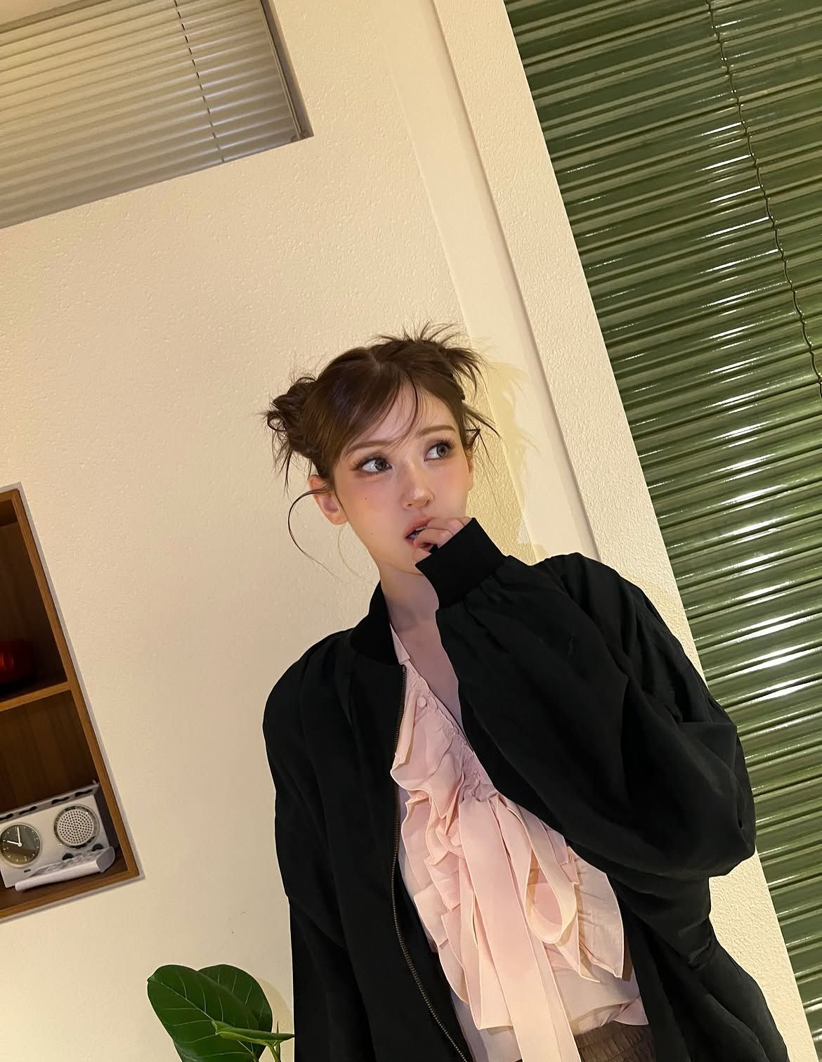 앞머리와 옆머리를 자연스럽게 이어줘 우아한 분위기를 연출한 전소미ㅣ인스타그램 @somsomi0309