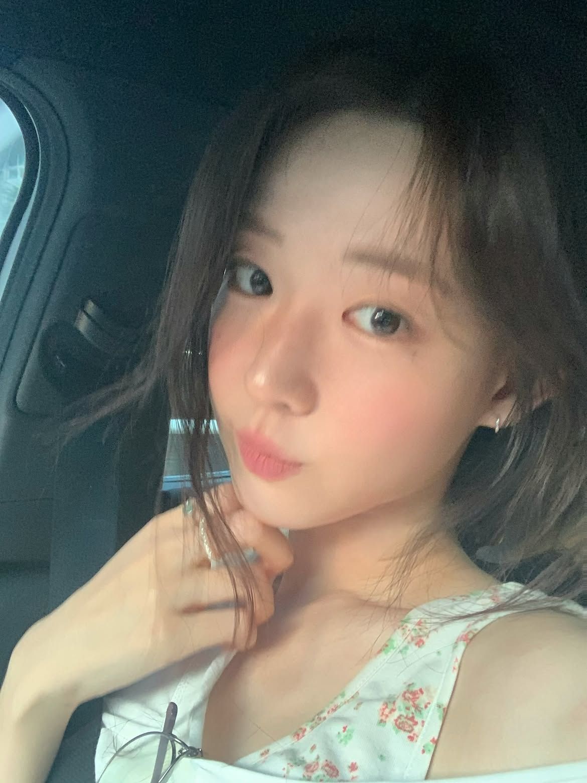 차분한 코랄빛 블러셔를 볼 중앙부터 은은하게 퍼뜨린 최윤지 ㅣ인스타그램 @ yoonjiiii