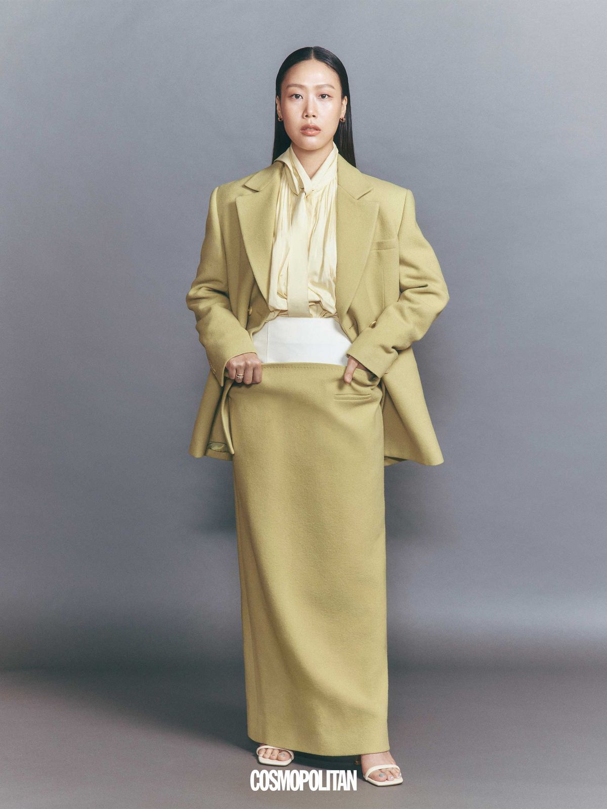 재킷, 롱 스커트 모두 Jisun. 타이 블라우스 모두 YCH. 귀고리, 반지 모두 Damiani. 슈즈 스타일리스트 소장품.