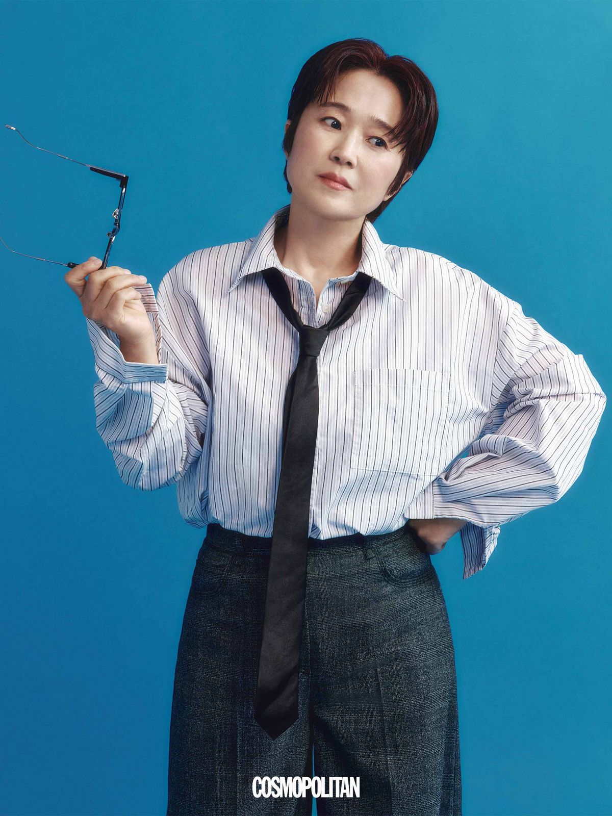 셔츠 Beidelli. 팬츠 VOV. 안경 Gentle Monster. 타이 스타일리스트 소장품.