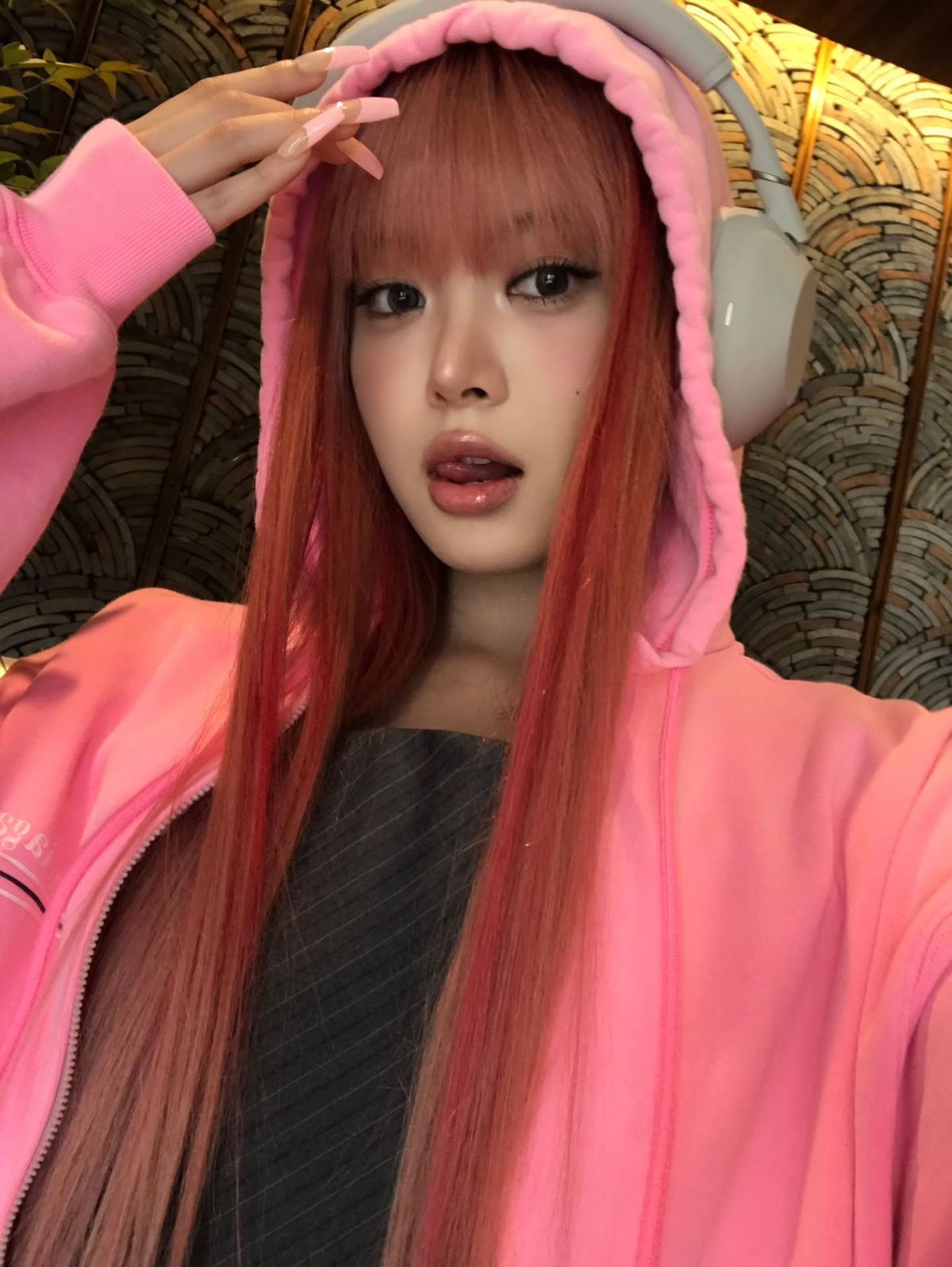 홍은채의 후디 코디. 인스타그램 @hhh.e_c.v