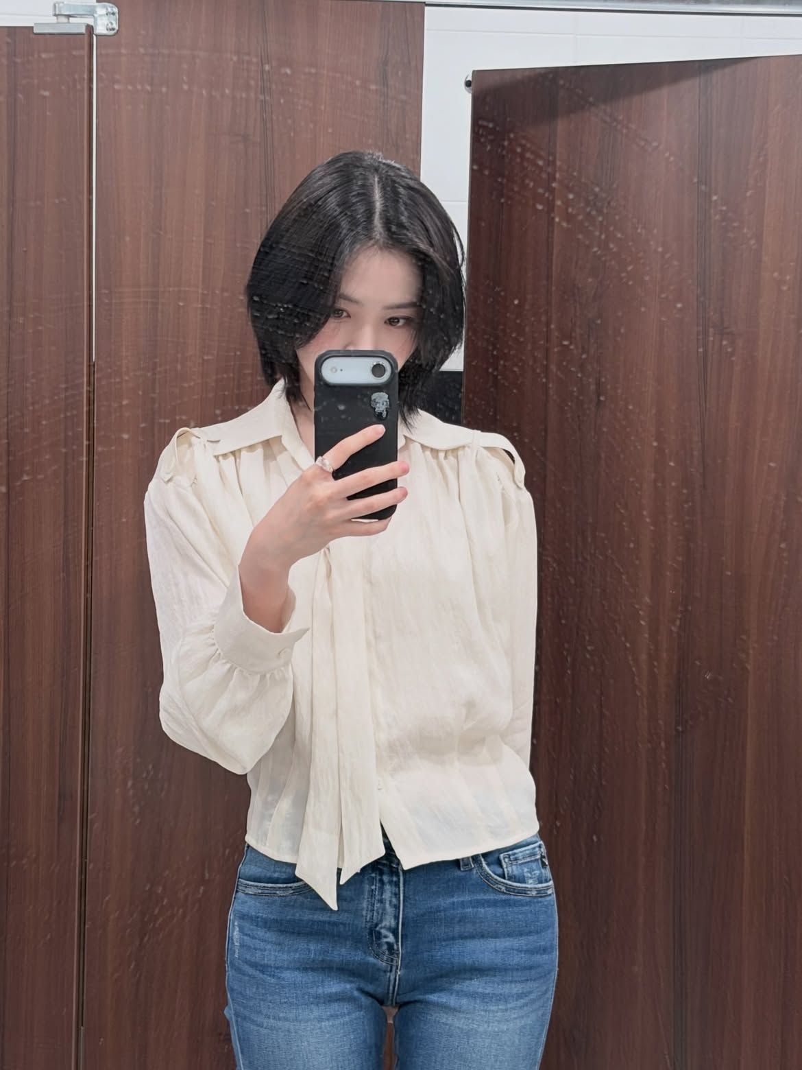 심플한 단발 보브컷에 매끈한 느낌을 완성한 류진 | 인스타그램 @iamfinethankyouandryu