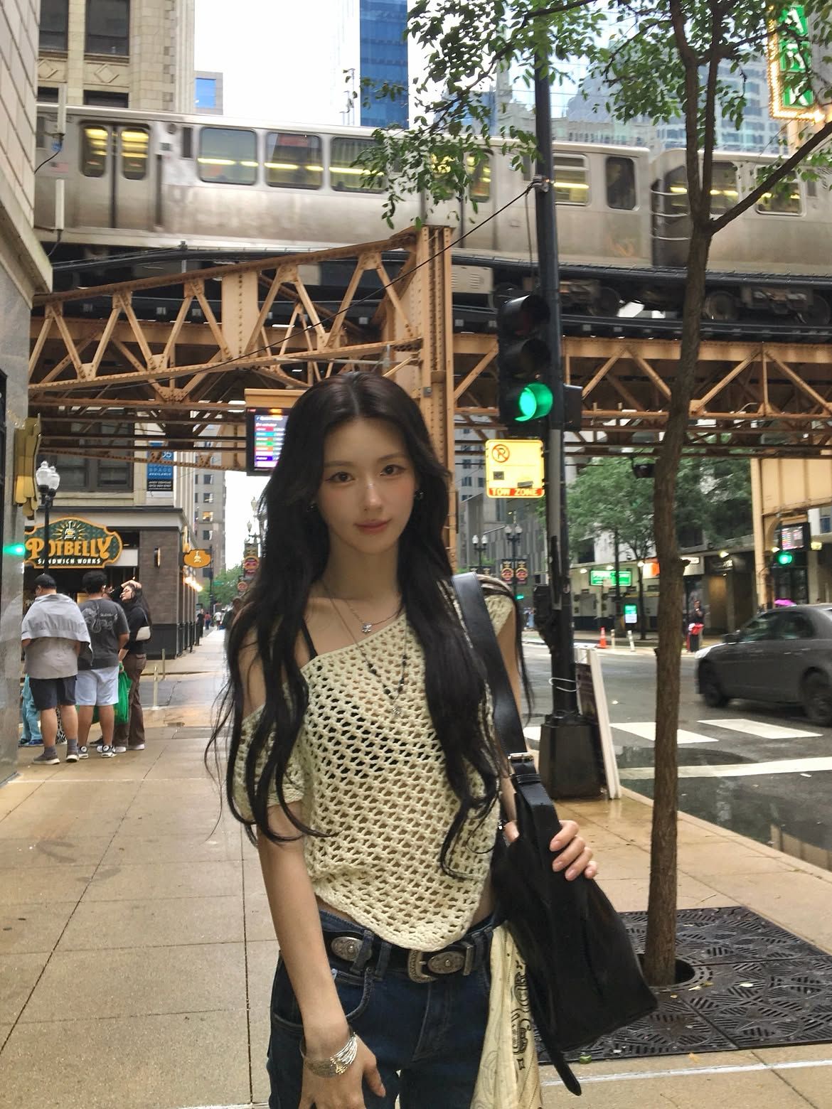 느슨한 컬의 블랙 헤어를 광택감있게 연출한 아이들 미연 | 인스타그램 @noodle.zip