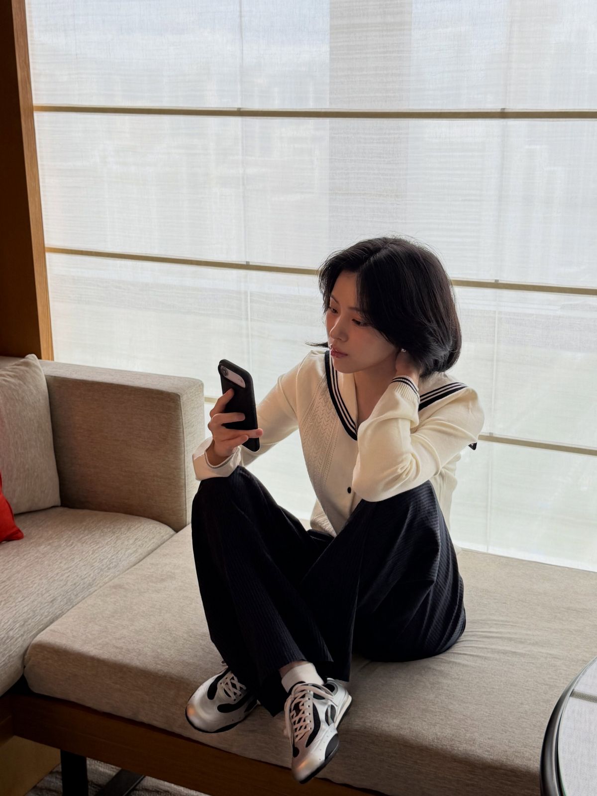 굵은 컬을 넣어 볼륨감 있는 단발을 연출한 류진 | 인스타그램 @iamfinethankyouandryu
