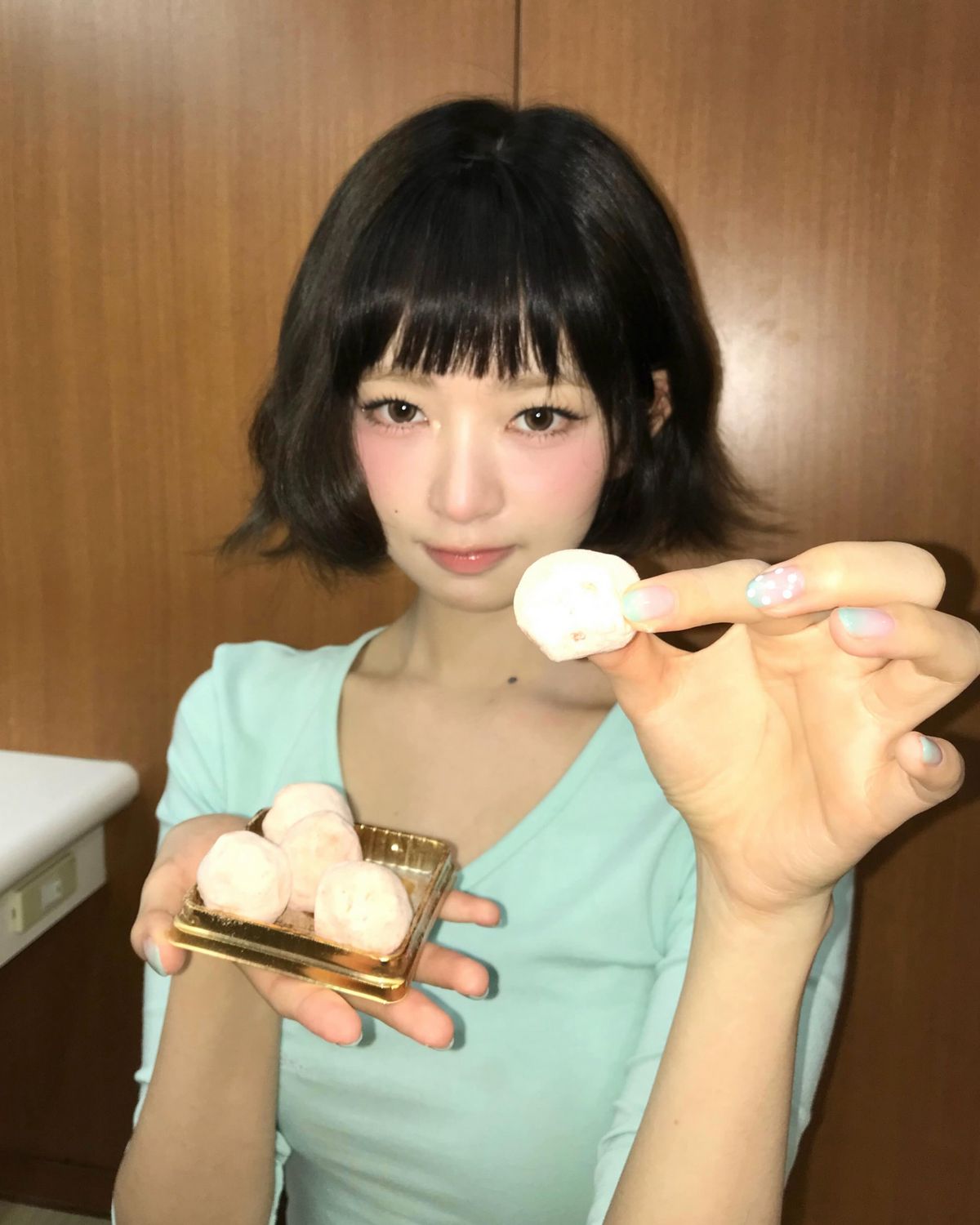 끝을 일부러 바깥으로 뻗치게 단발을 연출한 레이 | 인스타그램 @reinyourheart